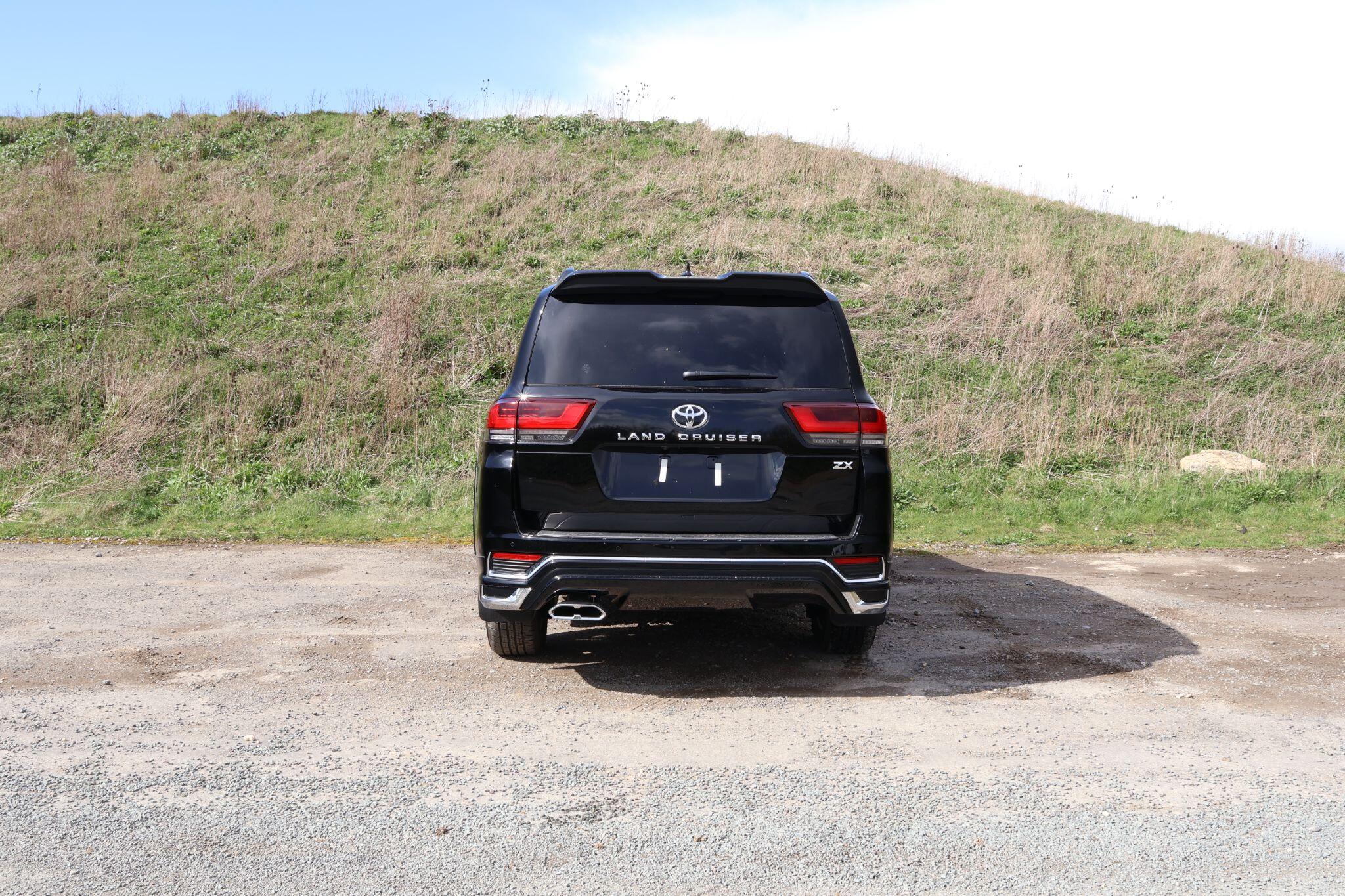 Toyota Land Cruiser view 5