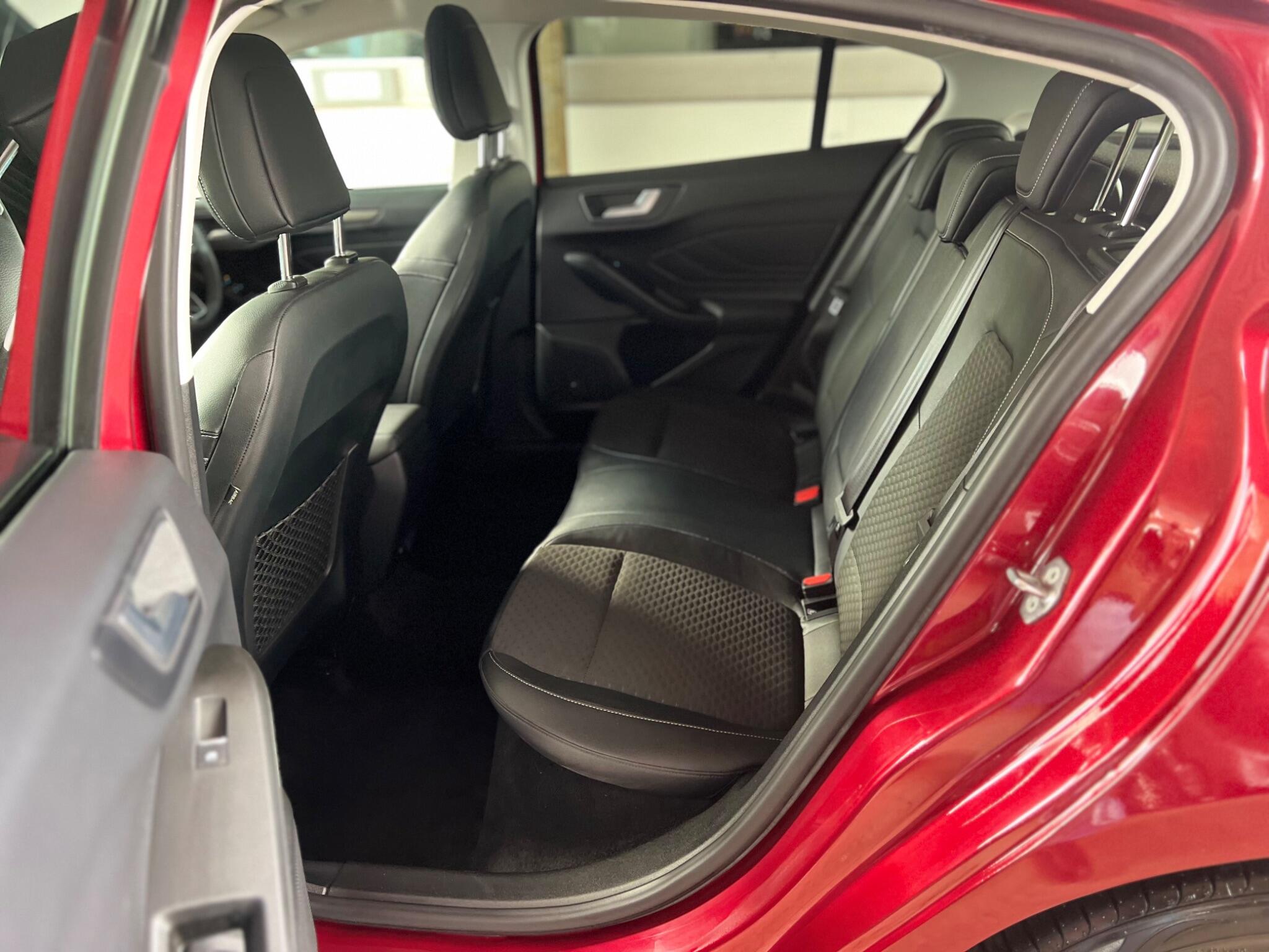 Ford Focus view 6