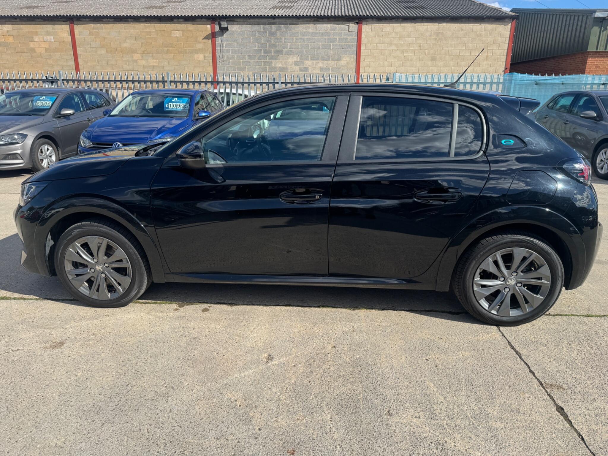Peugeot E-208 view 9