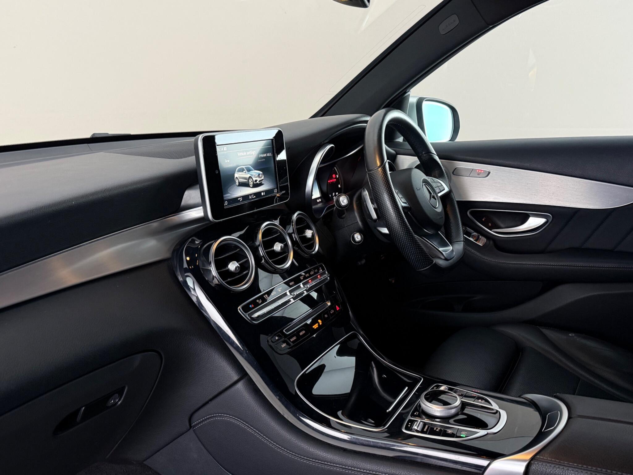 Mercedes-Benz GLC view 3