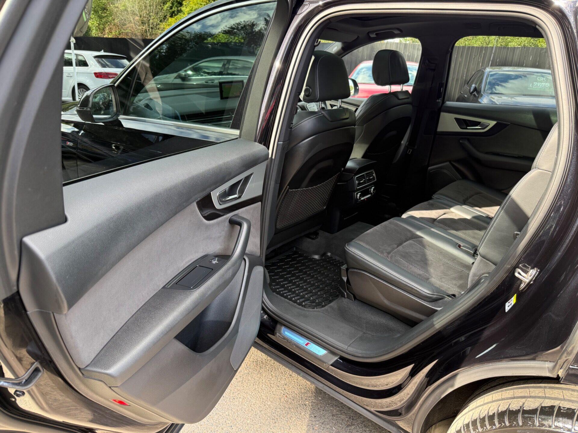Audi Q7 view 31