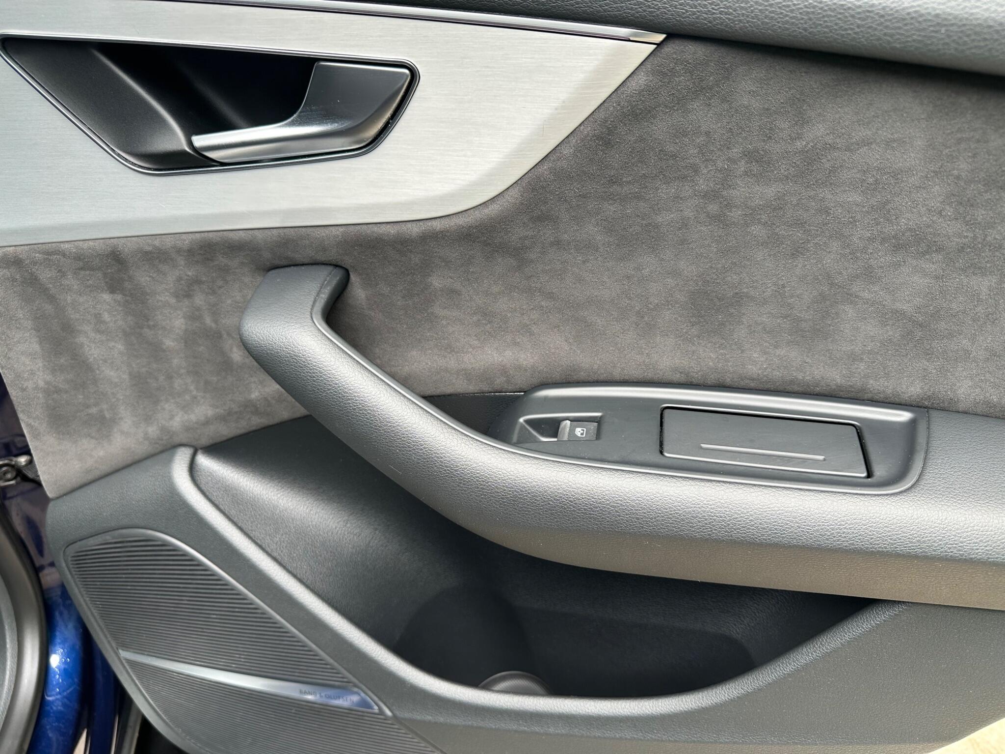 Audi Q8 view 32