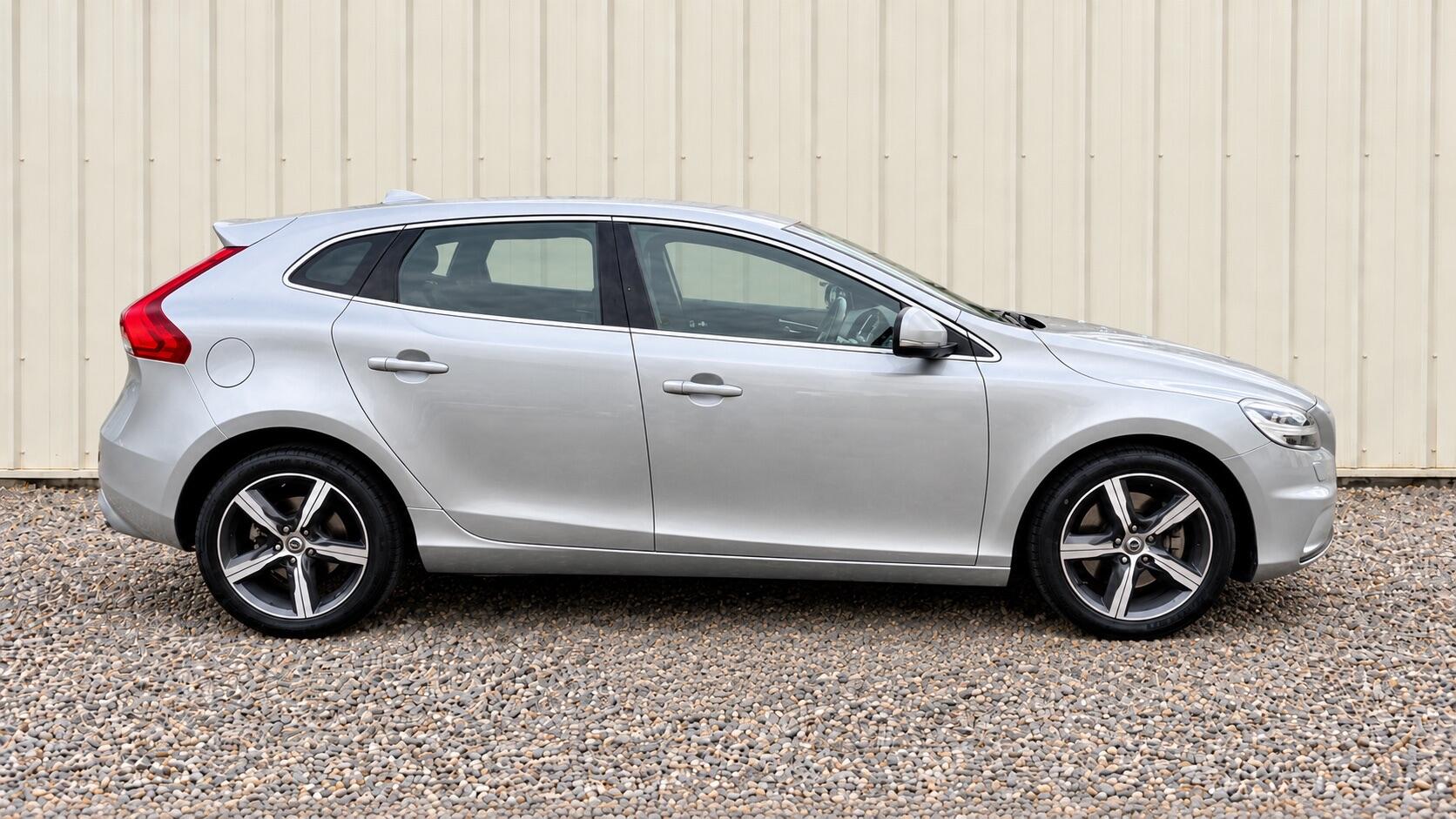 Volvo V40 view 3