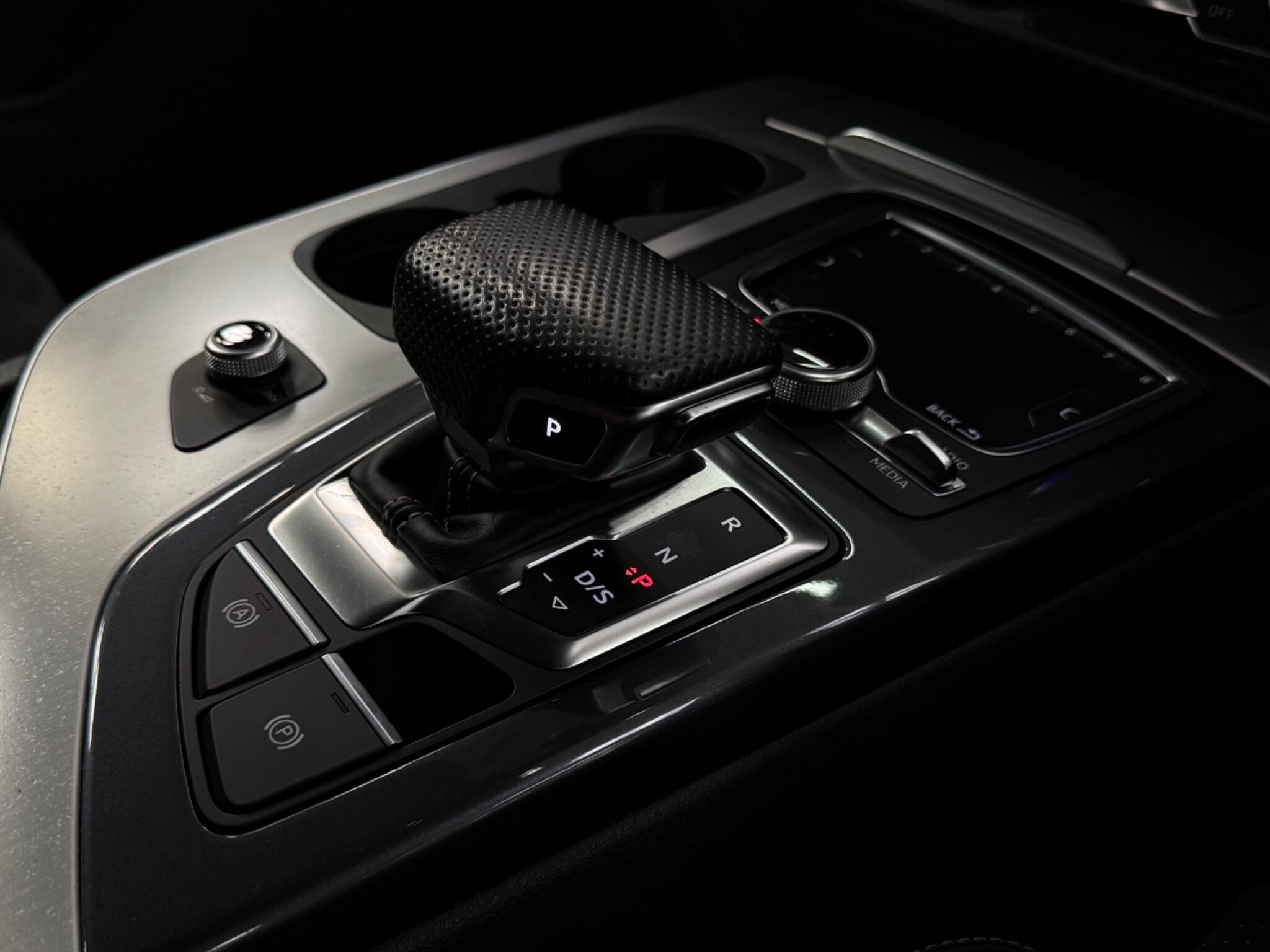 Audi Q7 view 21