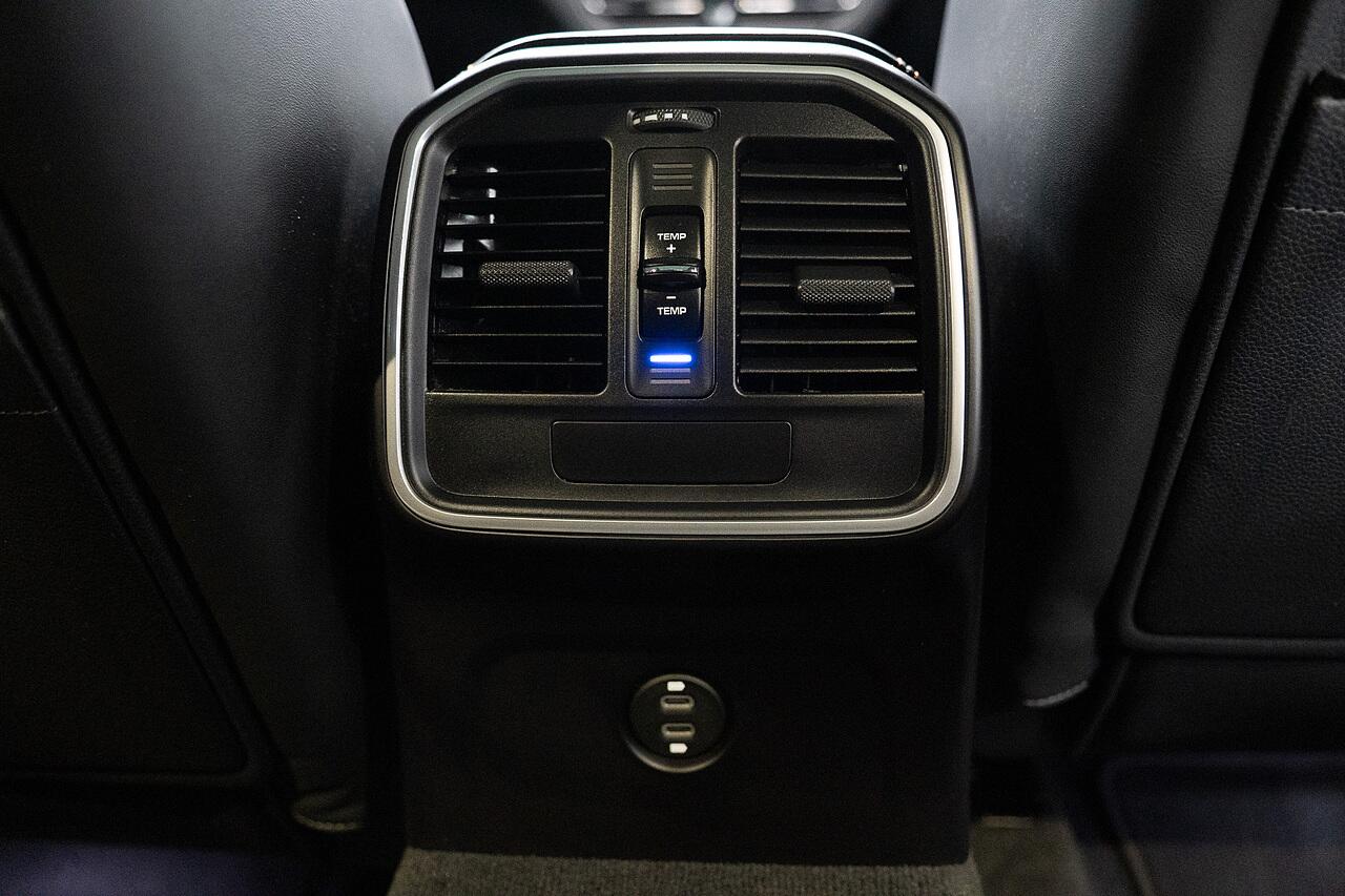 Porsche Macan view 26