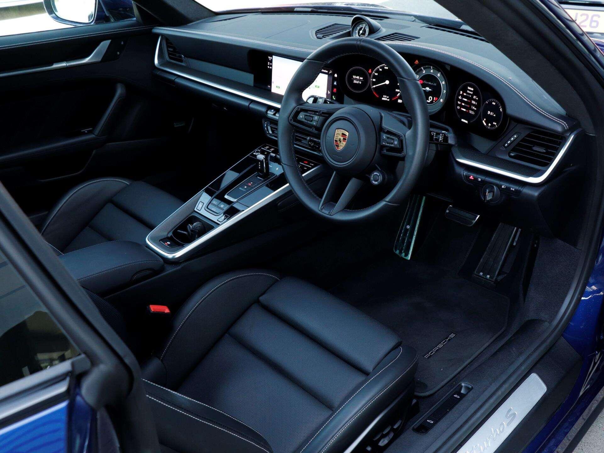 Porsche 911 view 10