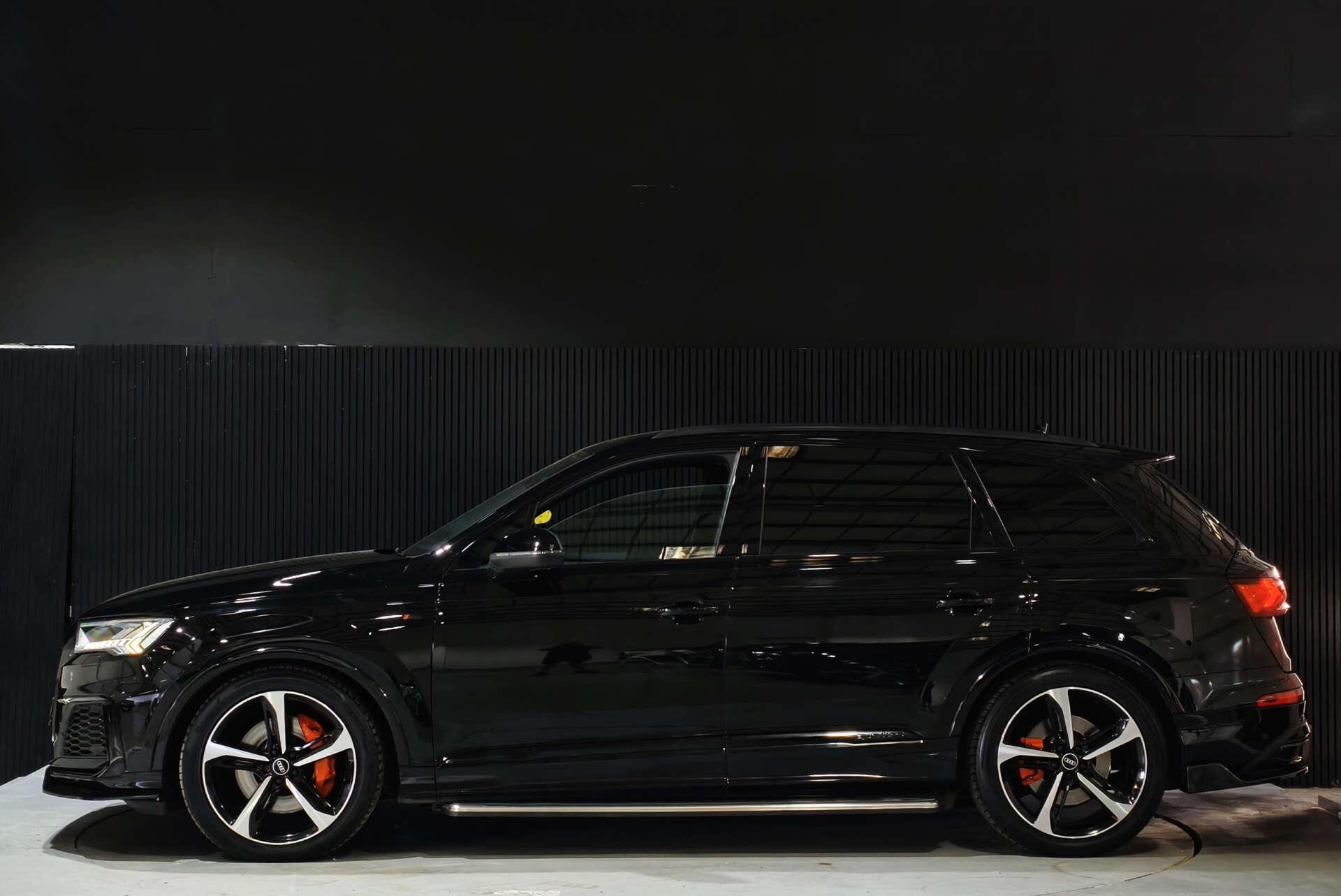 Audi Q7 view 12