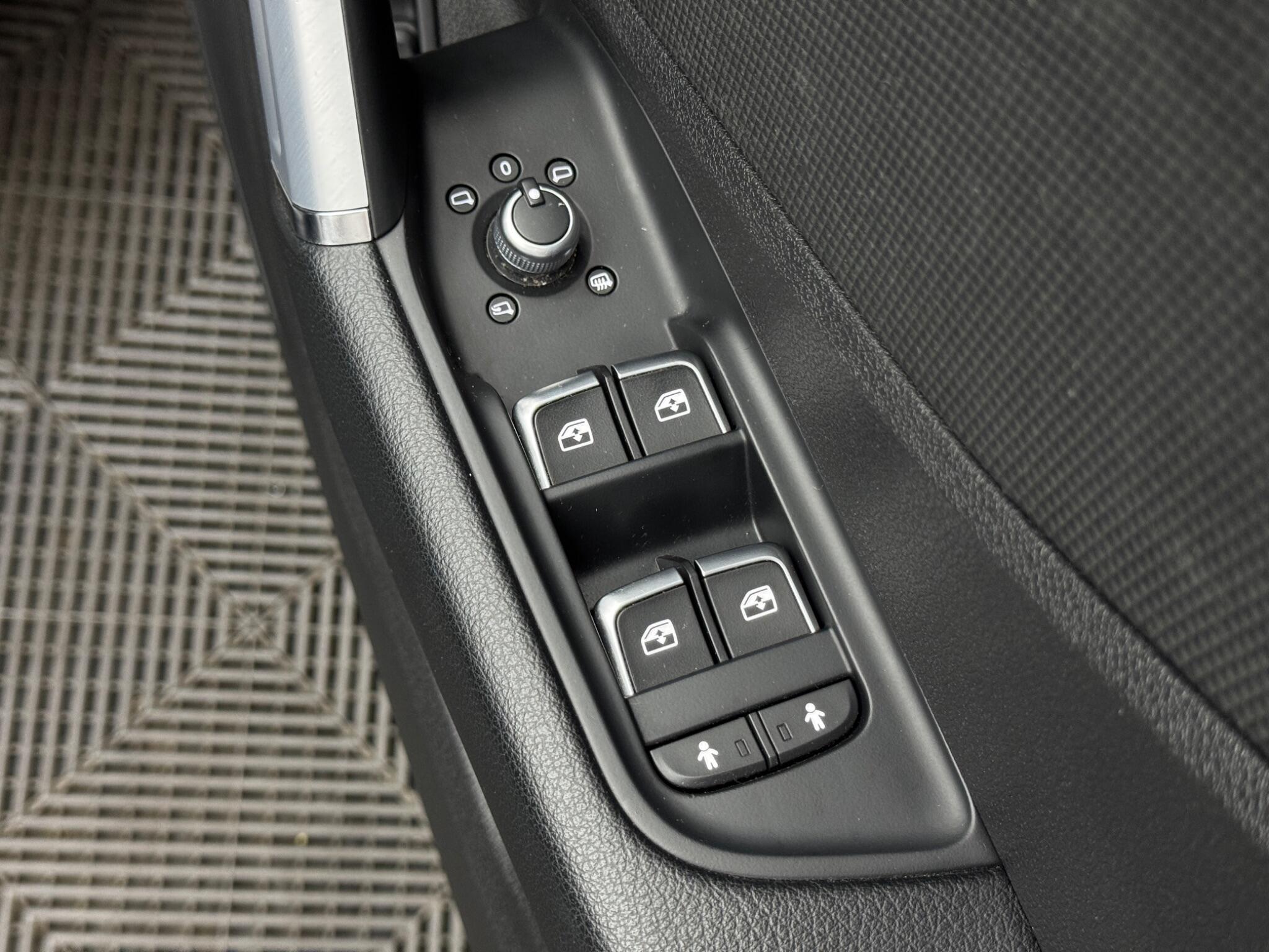 Audi Q2 view 43