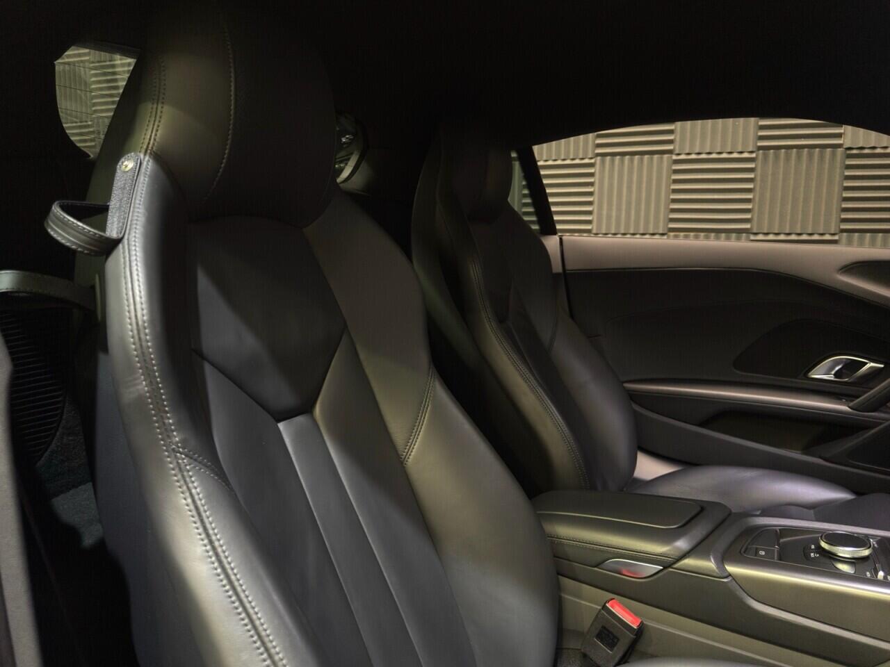Audi R8 view 13