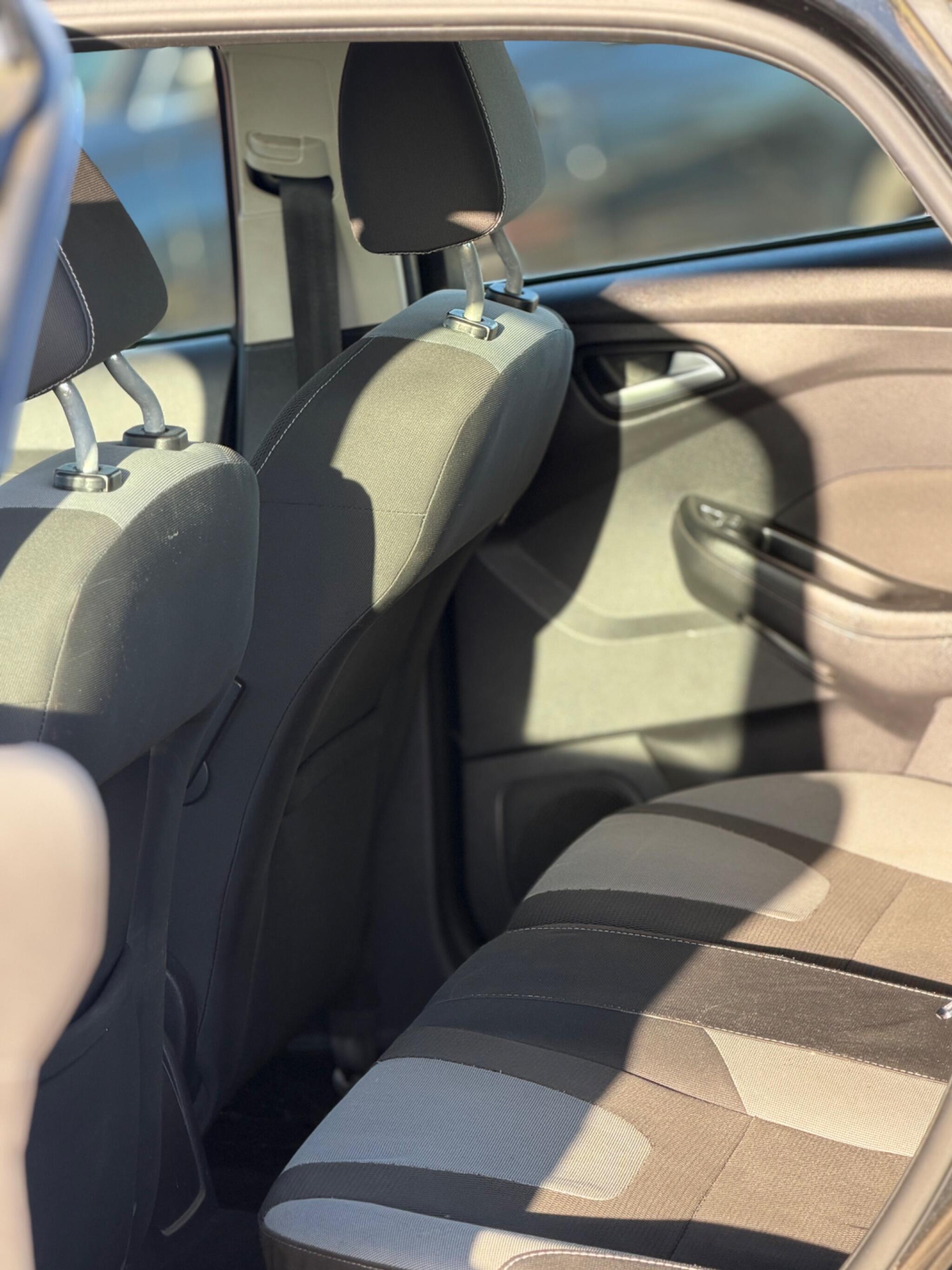 2012 Ford Focus 1.6 TDCi Zetec Euro 5 (s/s) 5dr image 19