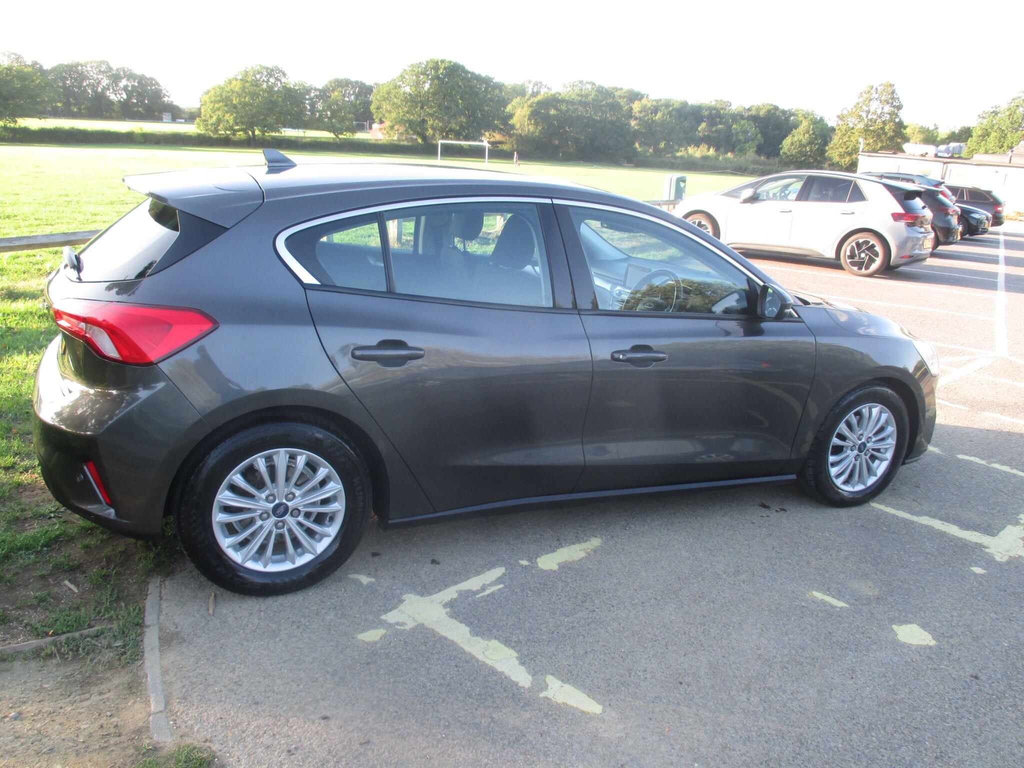 Ford Focus view 11