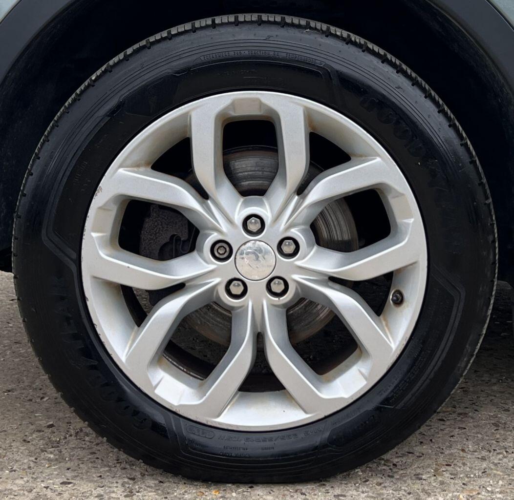 Land Rover Discovery Sport view 12