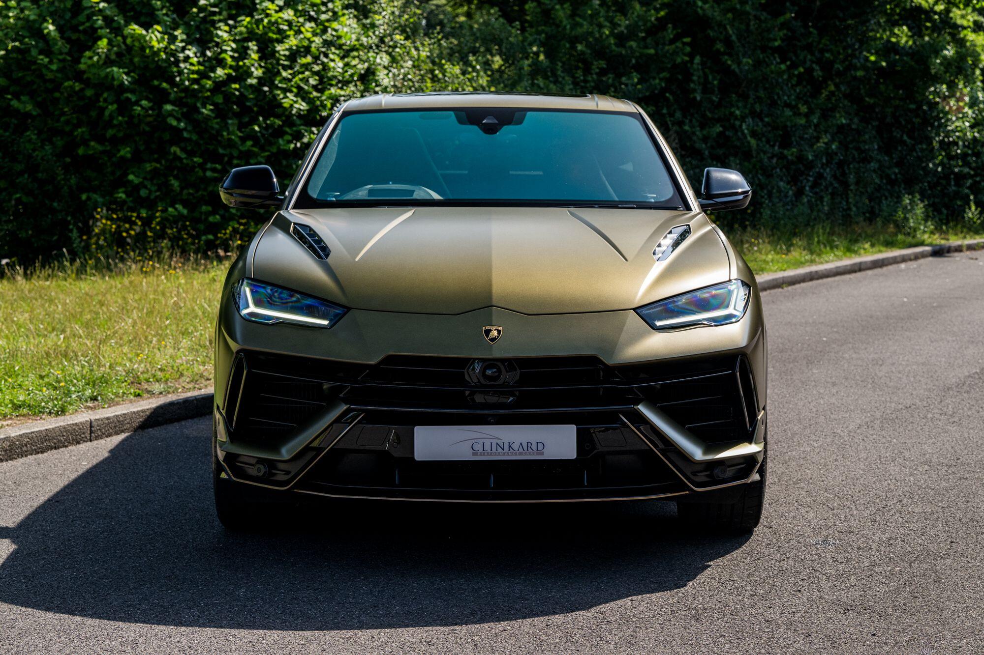 Lamborghini Urus view 3