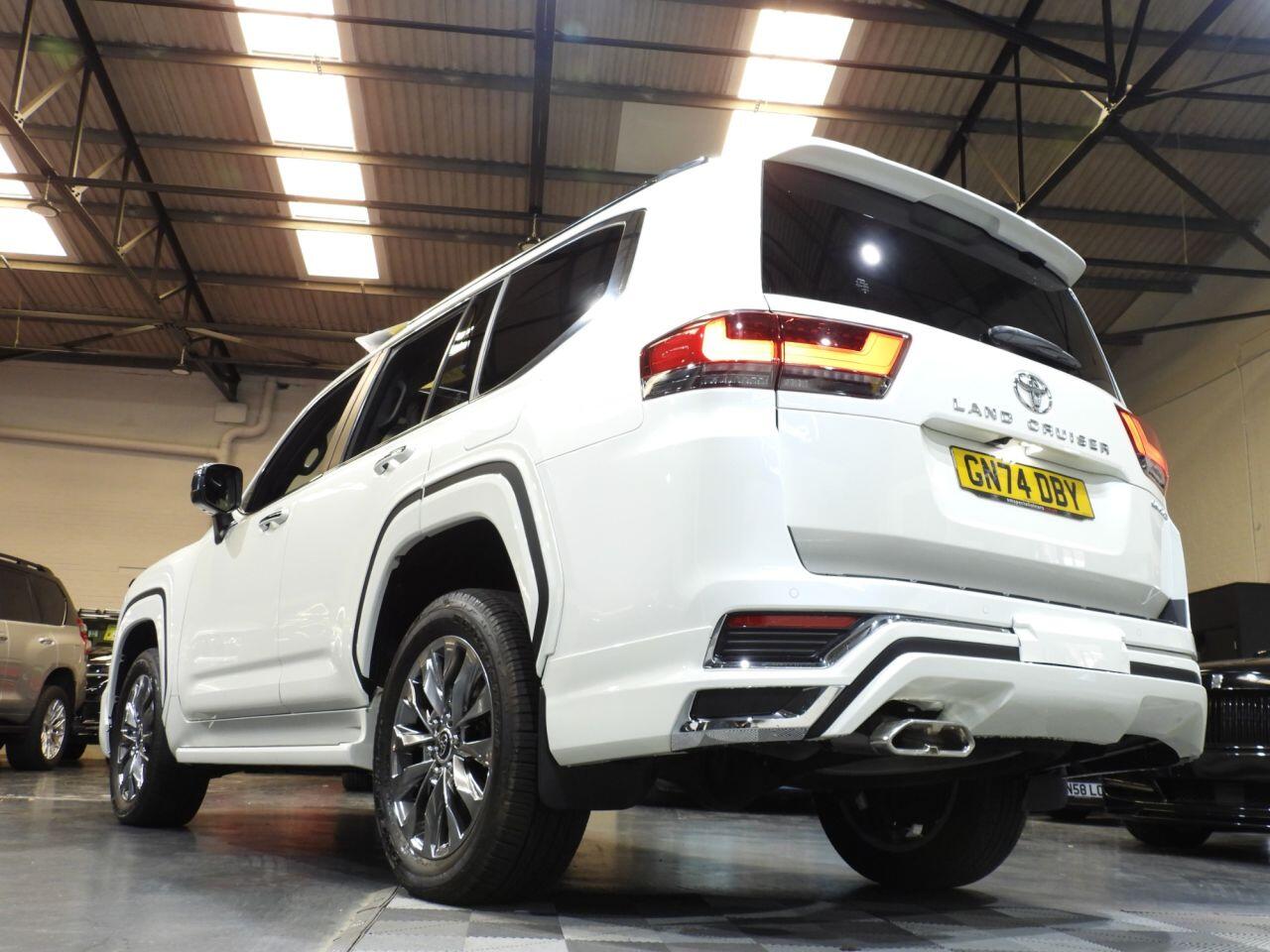 Toyota Land Cruiser view 34