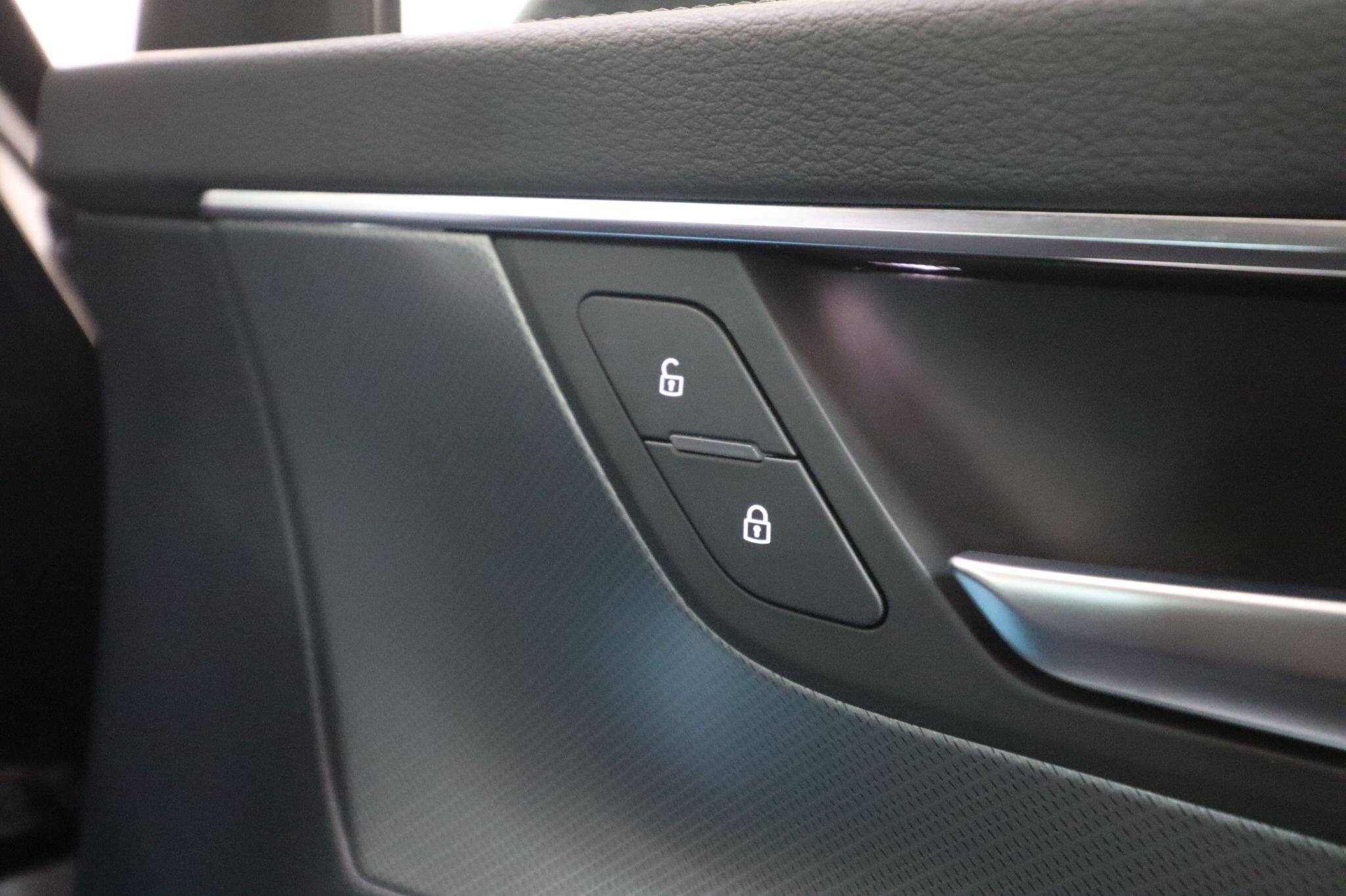 Audi A6 Saloon view 17