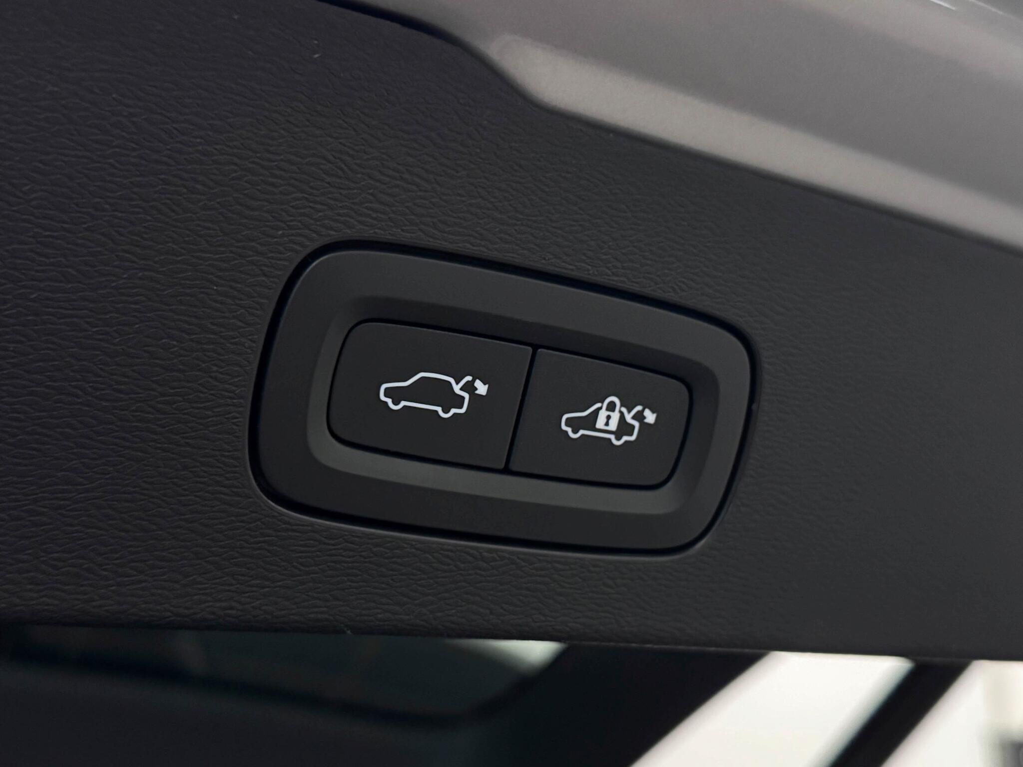 Volvo V60 Cross Country view 24