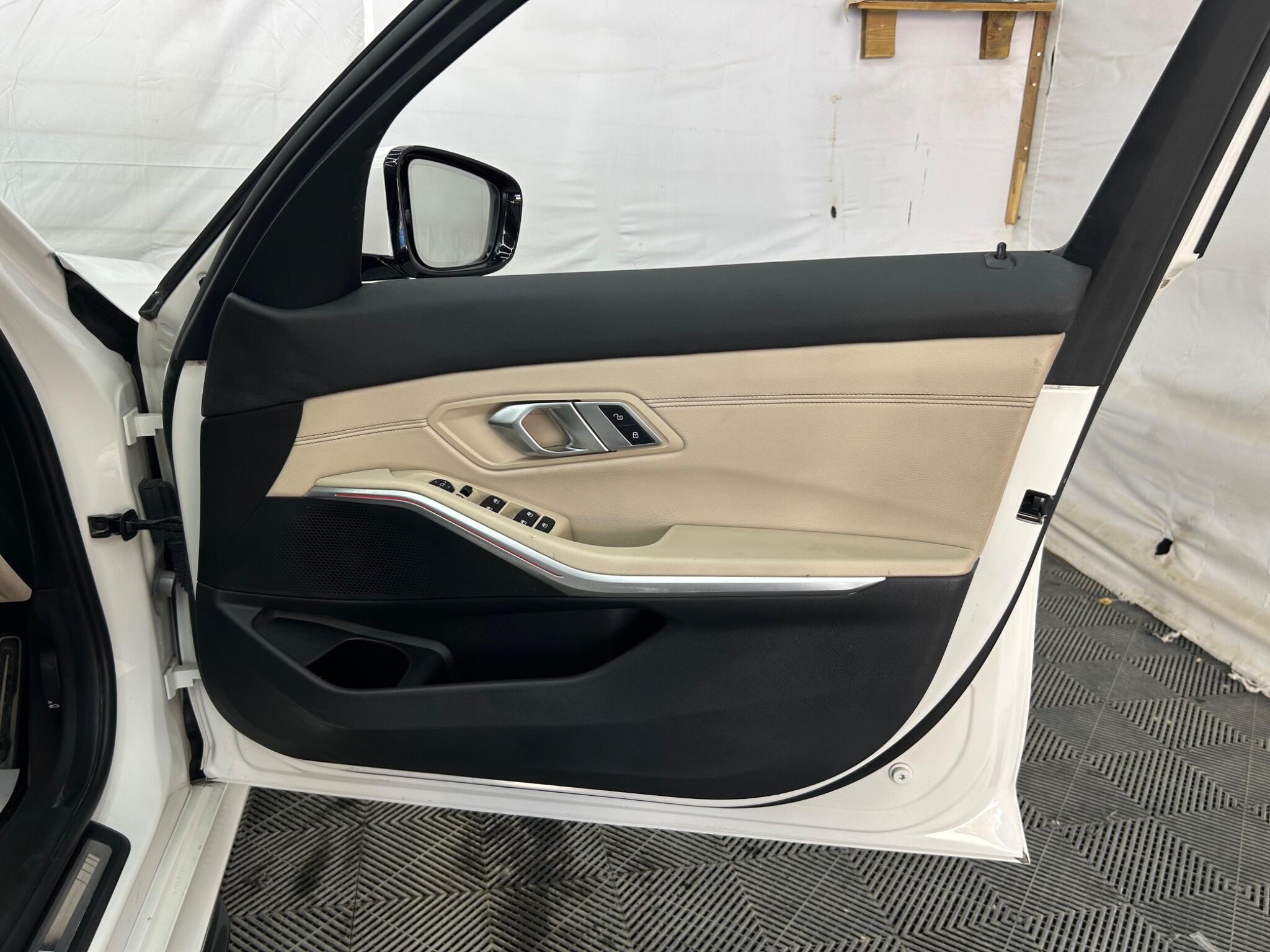 BMW 3 Series view 26