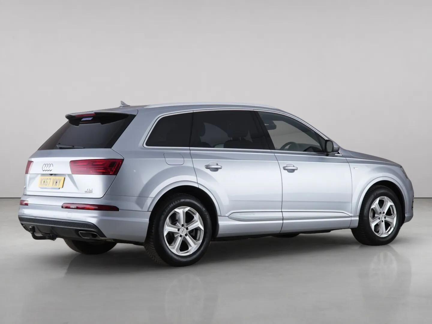 Audi Q7 view 6