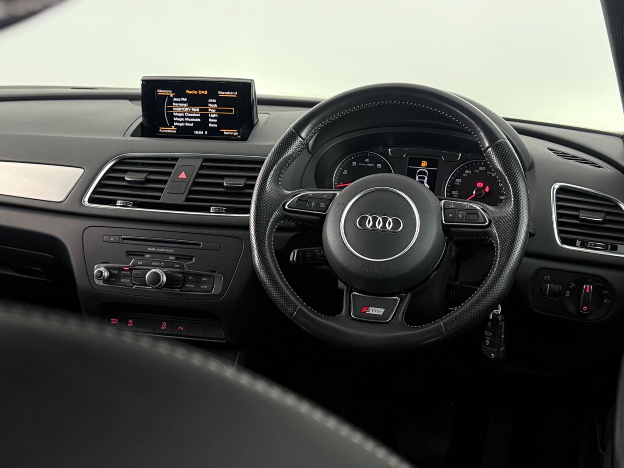 Audi Q3 view 16