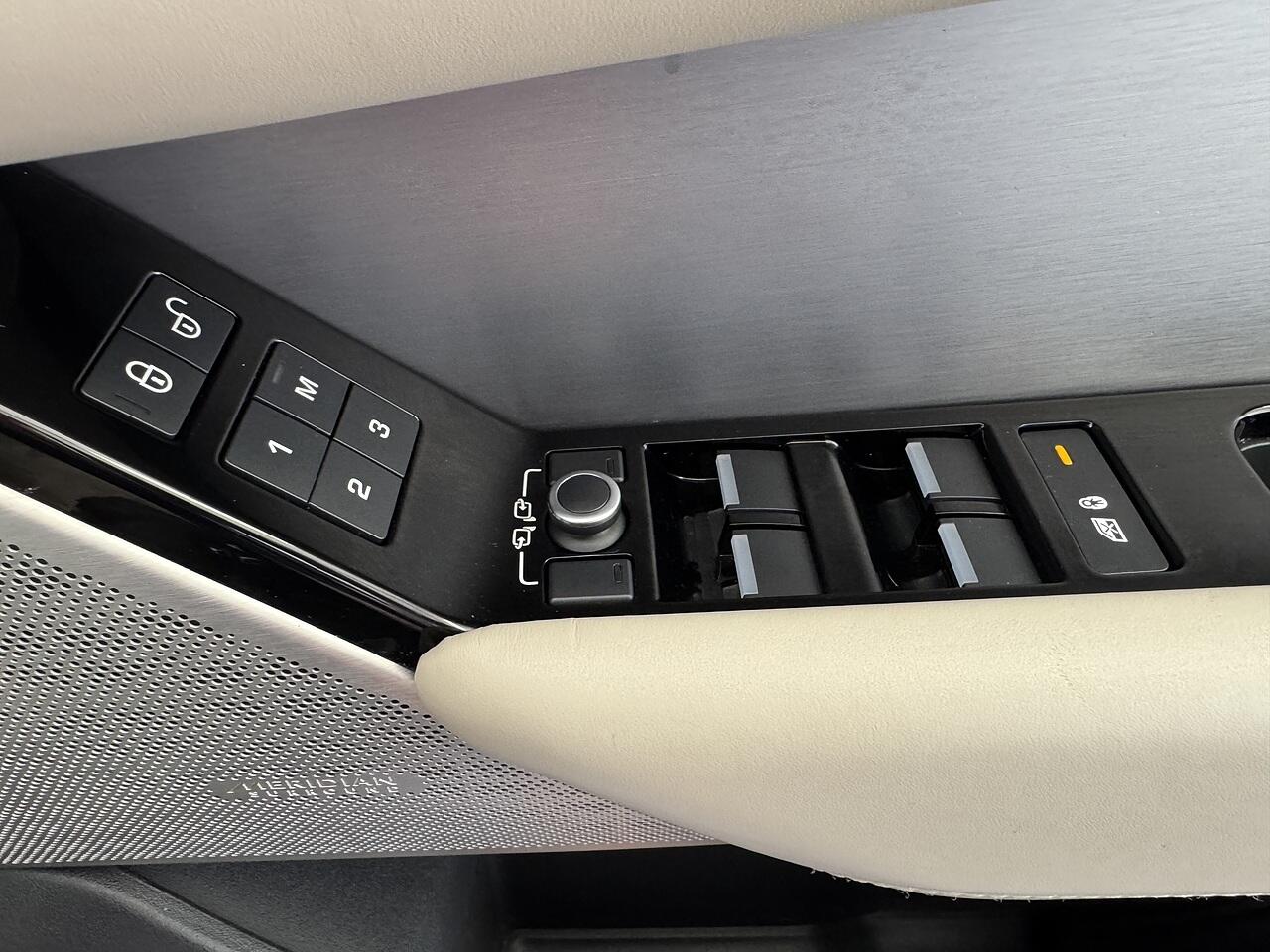 Land Rover Range Rover Velar view 29
