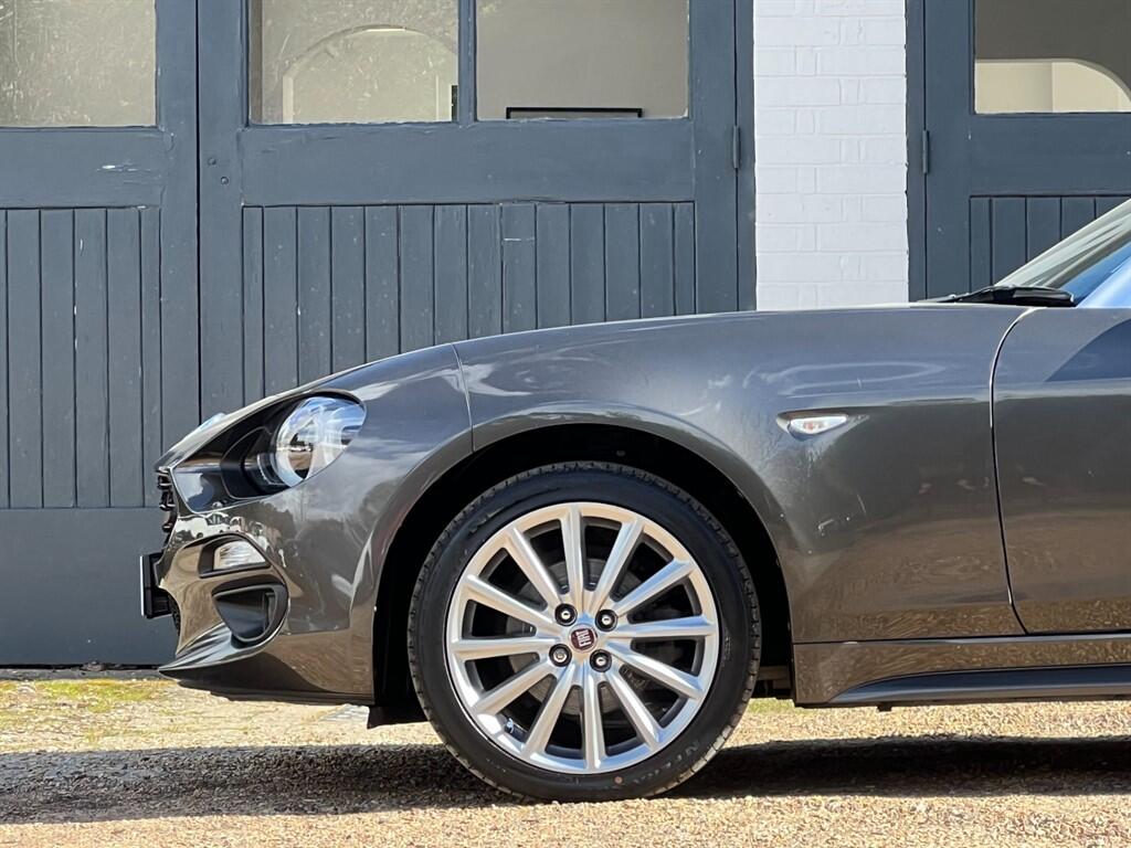 Fiat 124 Spider view 3