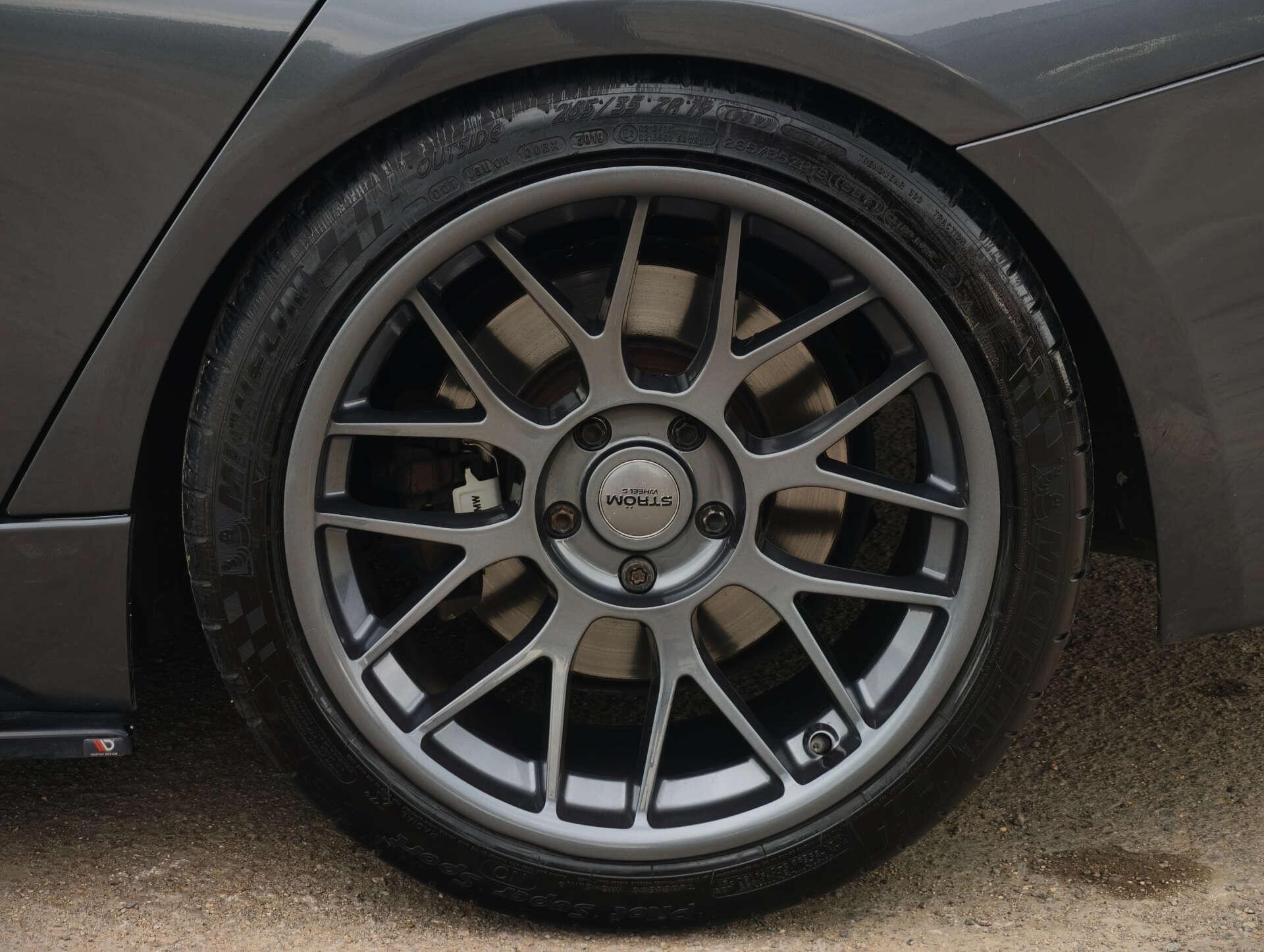 BMW 3 Series view 24