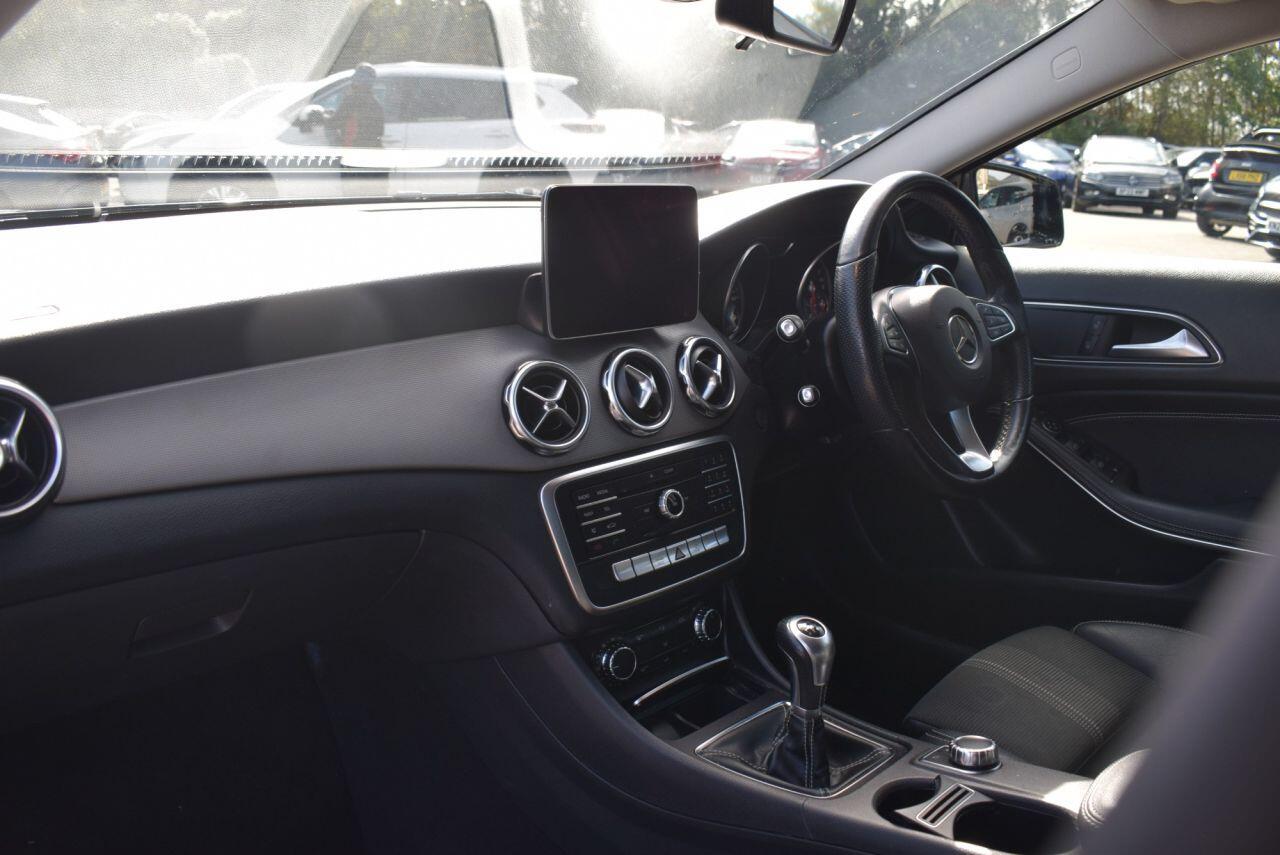 Mercedes-Benz Gla view 12