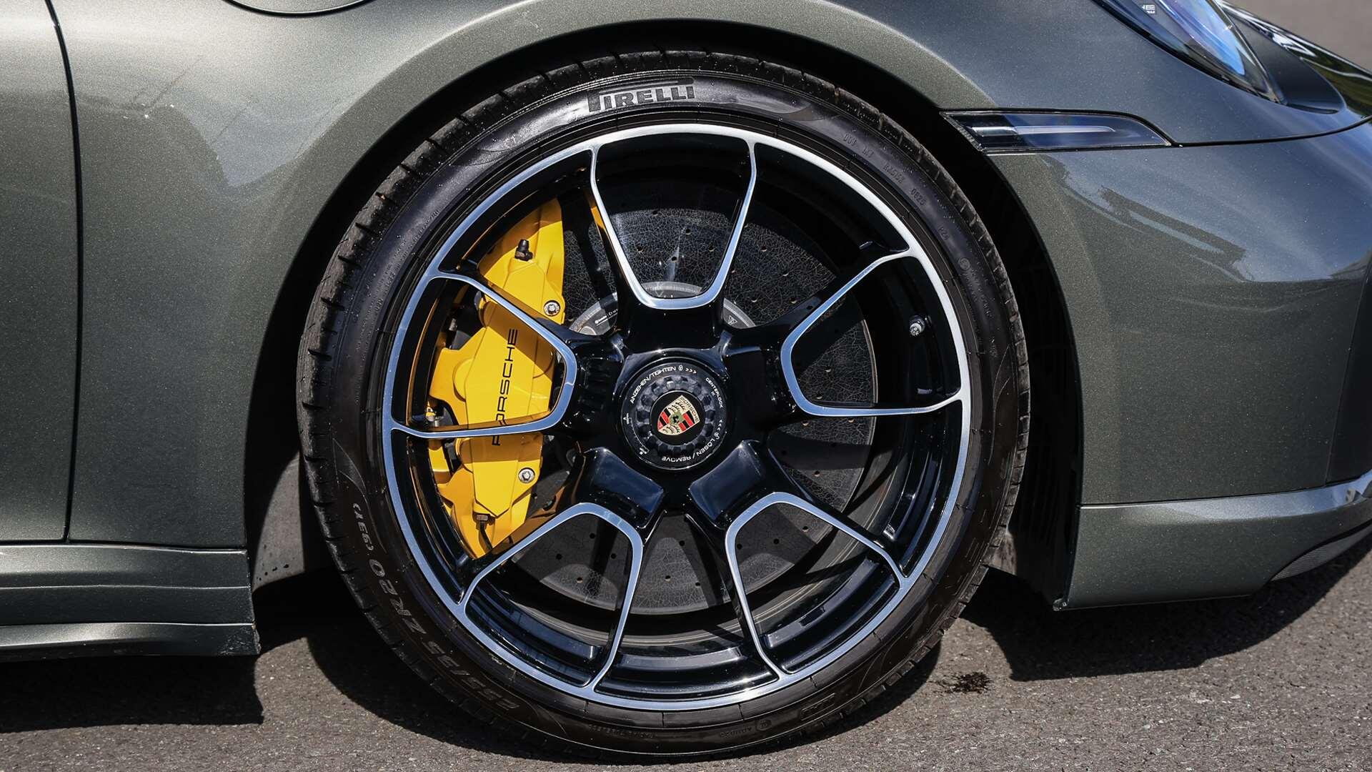 Porsche 911 view 6