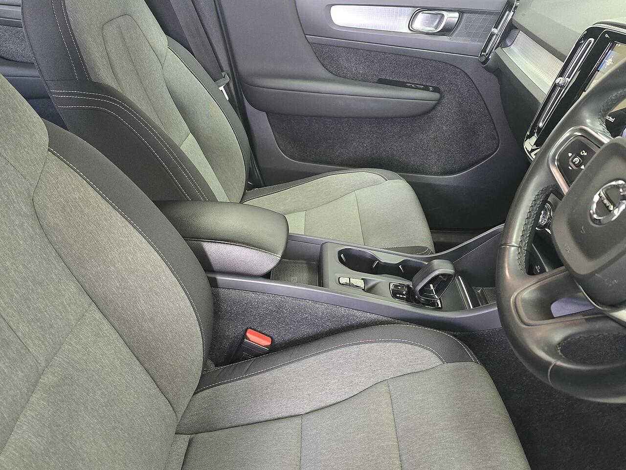 Volvo XC40 view 8