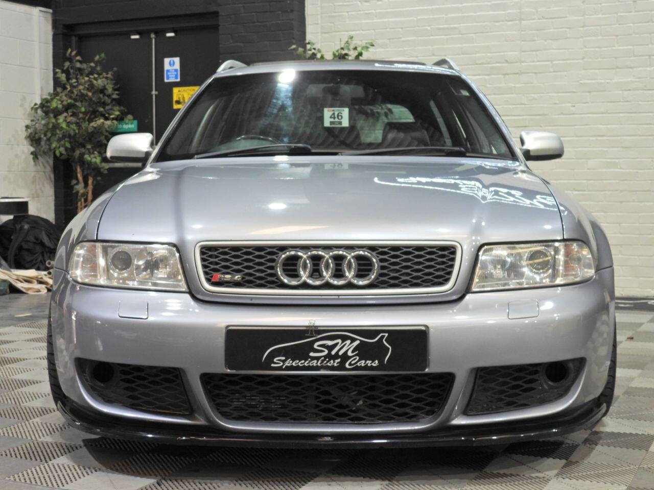 Audi RS4 view 11