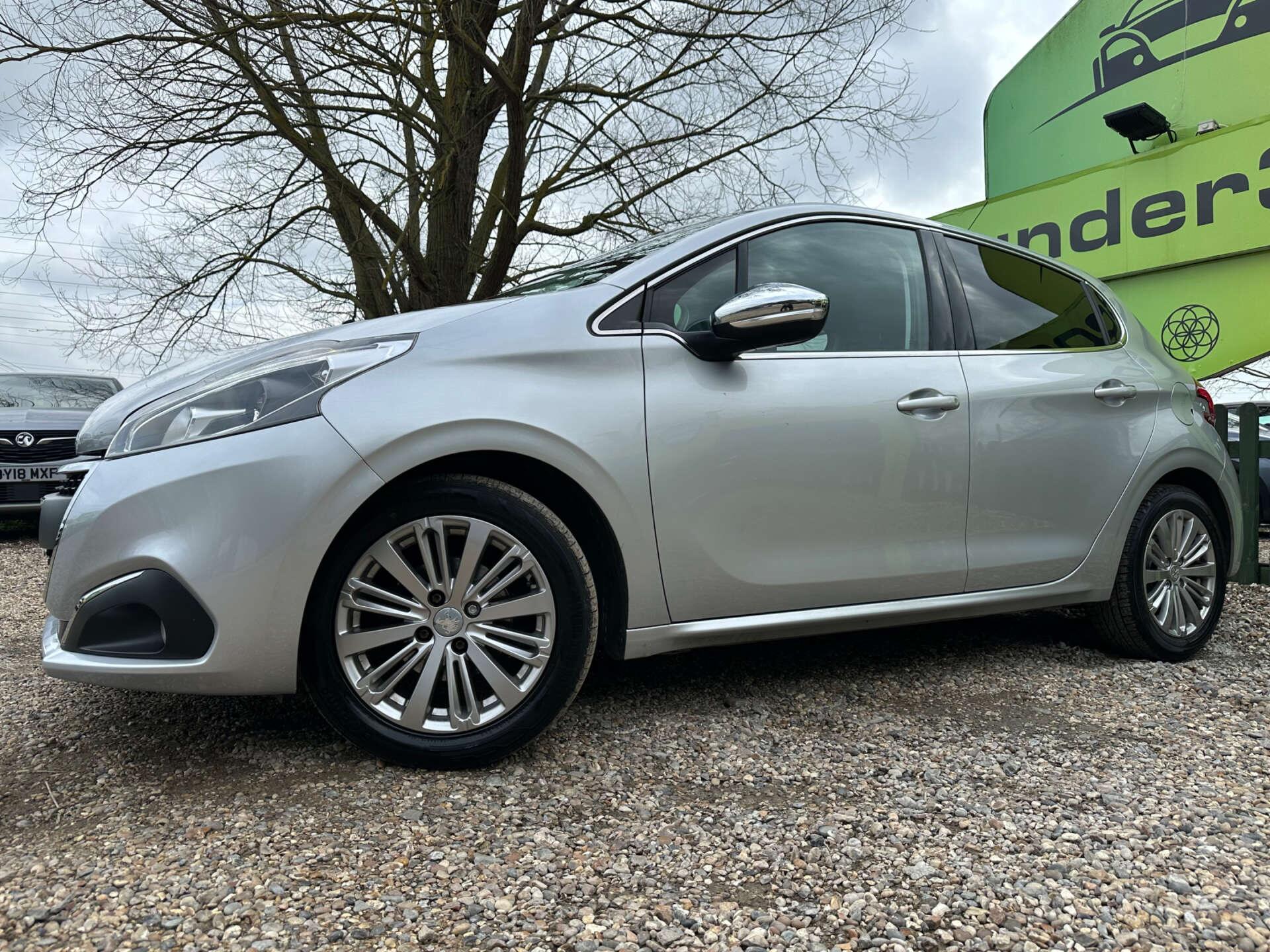 Peugeot 208 view 8