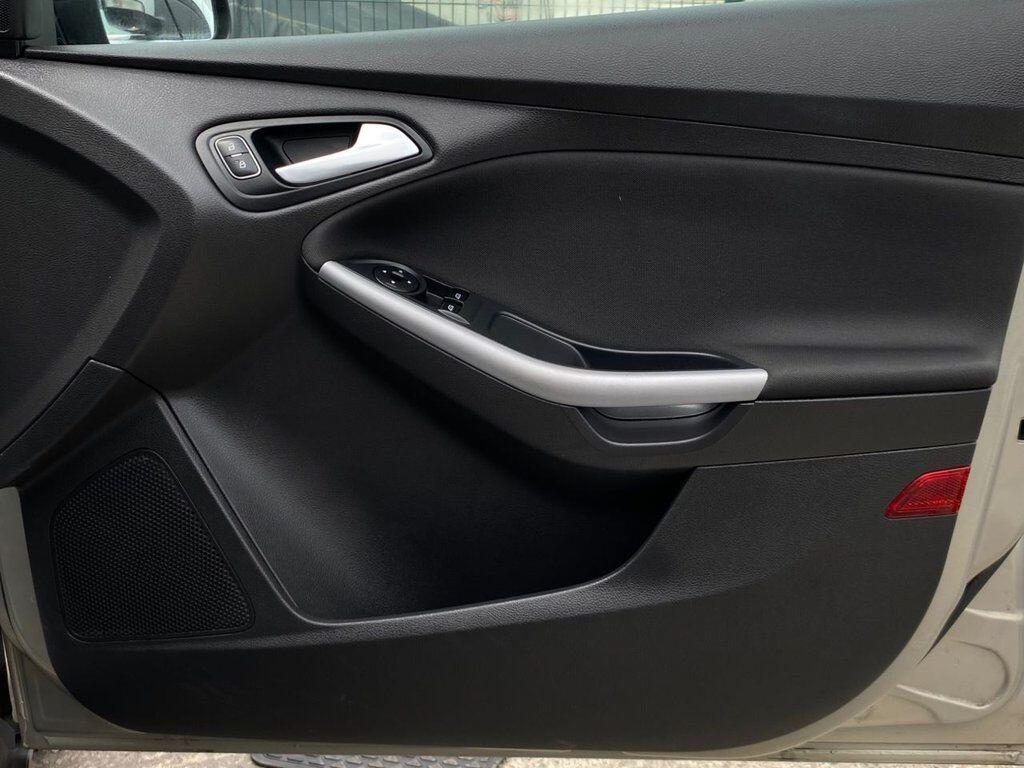 Ford Focus view 9