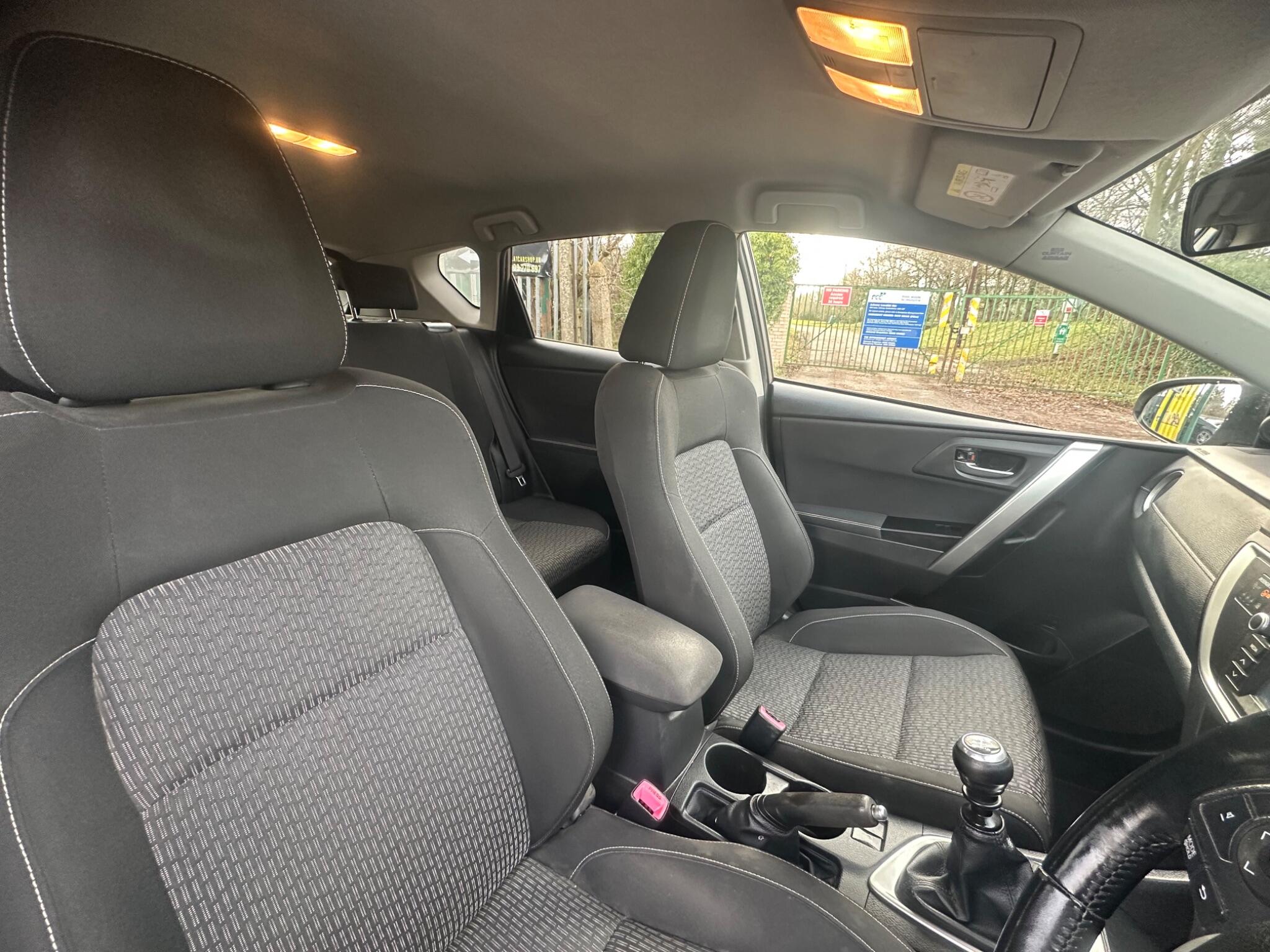 2014 Toyota Auris image 11