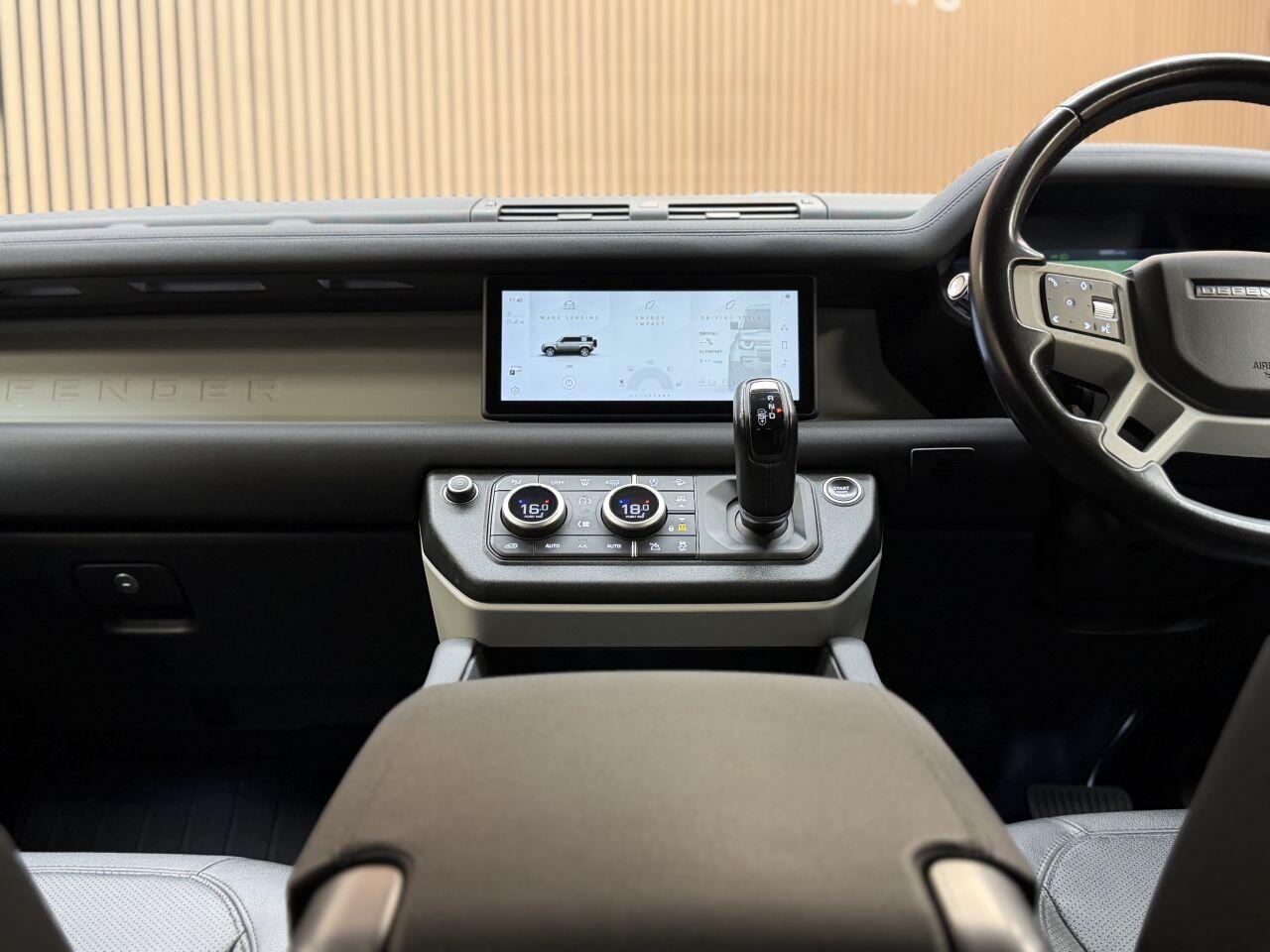 Land Rover Defender 110 view 32