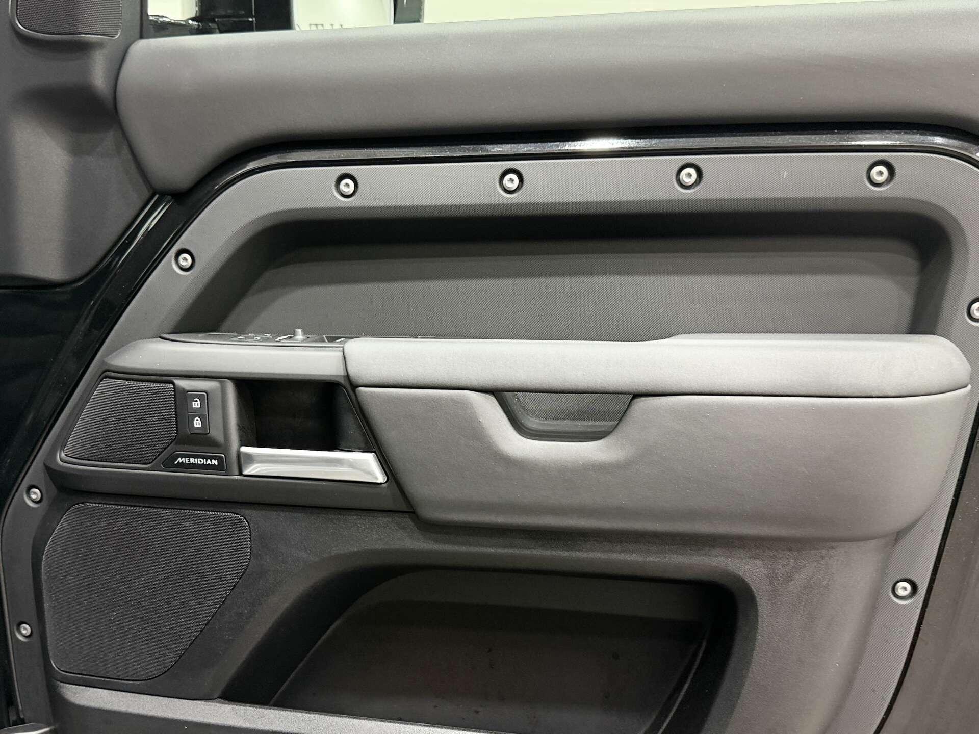 Land Rover Defender view 28