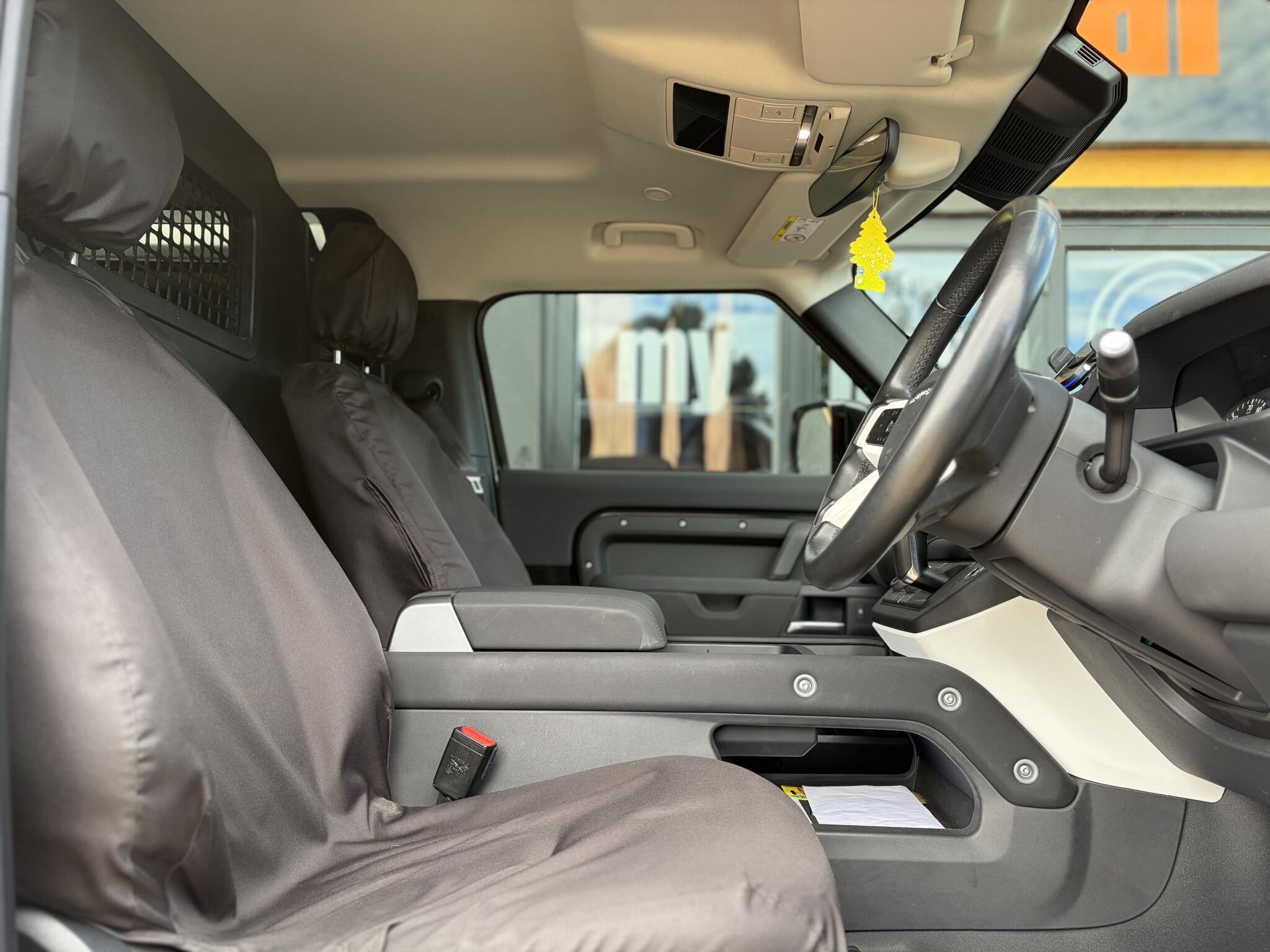 Land Rover Defender 90 view 19