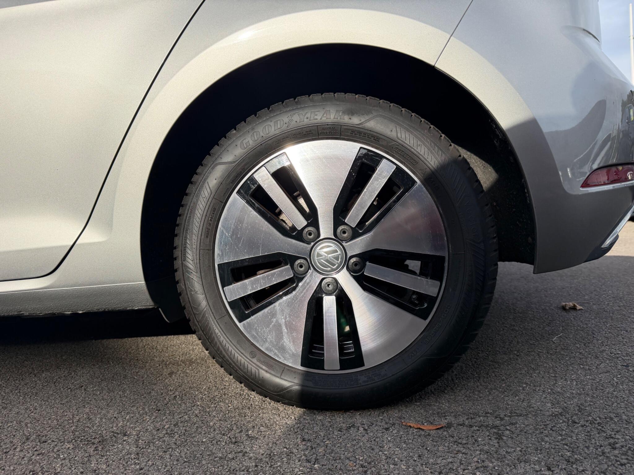 Volkswagen E-Golf view 15