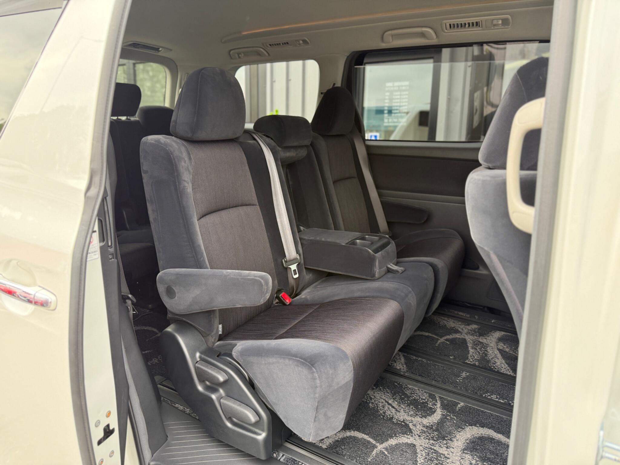 Toyota Vellfire view 8