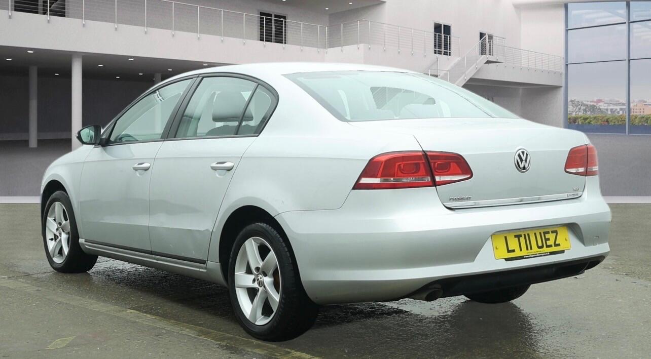 Volkswagen Passat view 3
