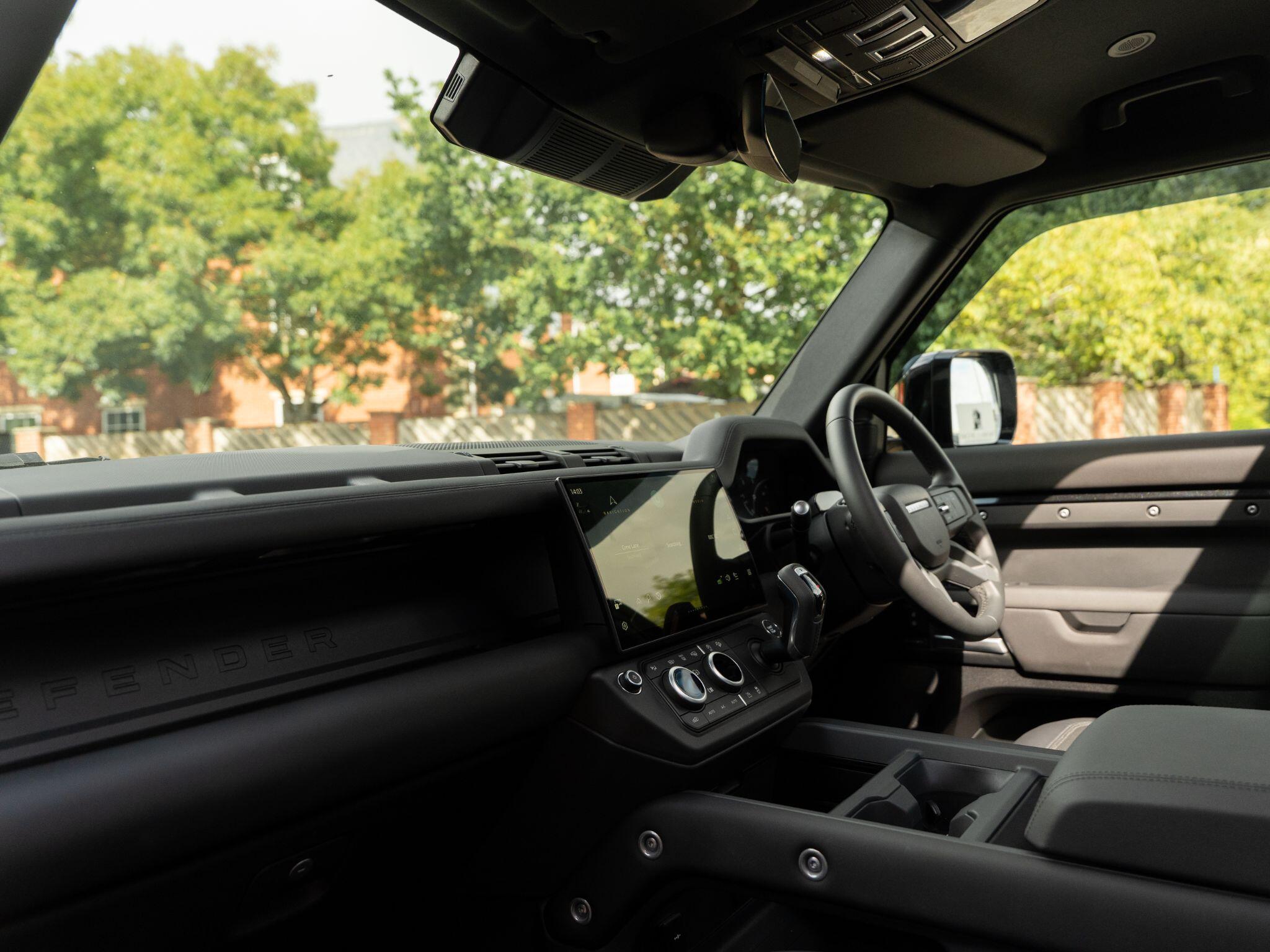 Land Rover Defender 110 view 38