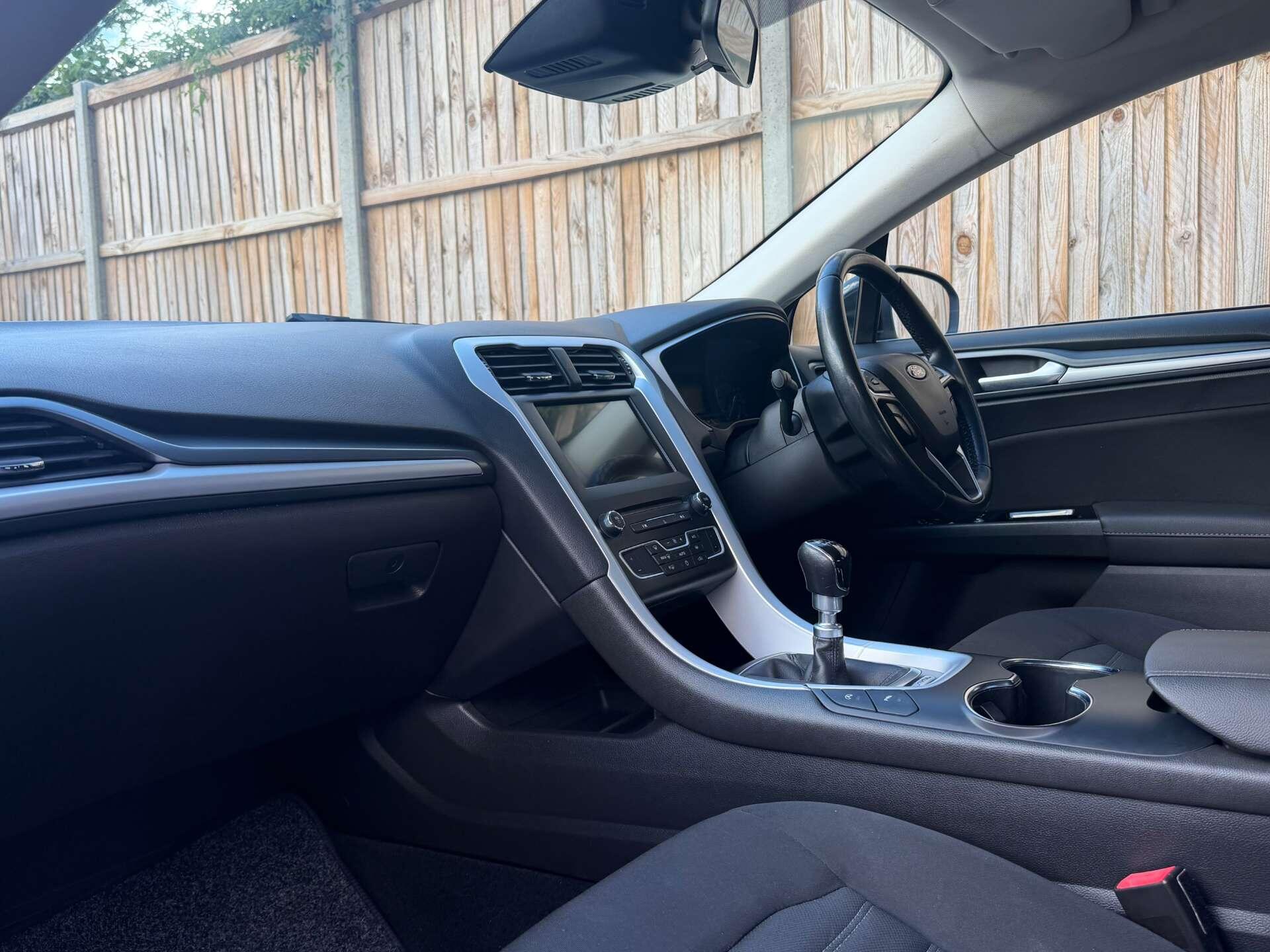 Ford Mondeo view 17