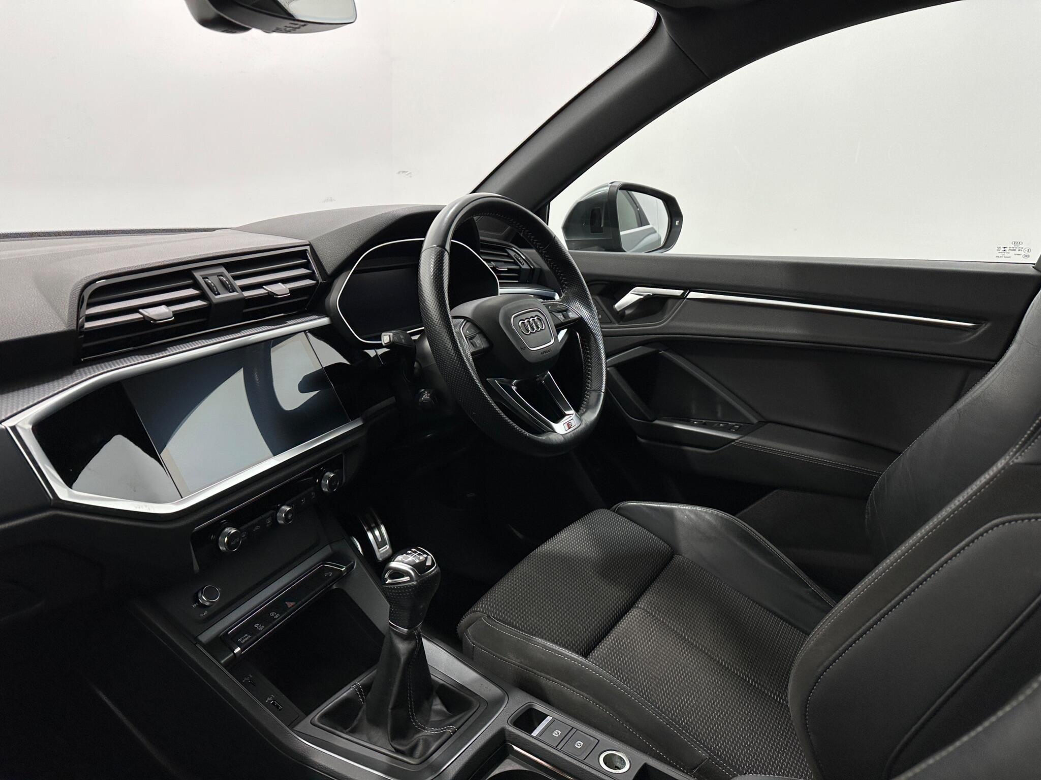Audi Q3 view 30