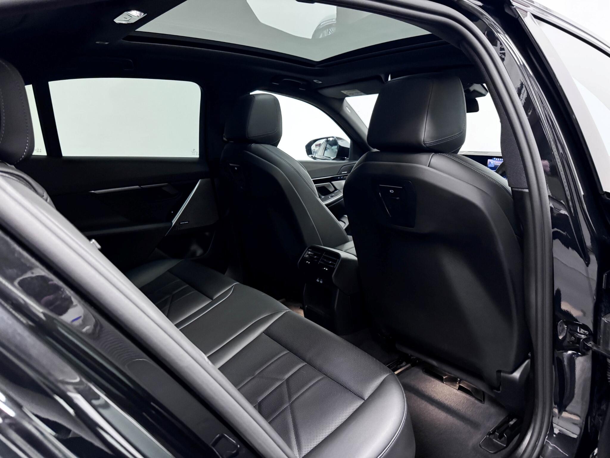 BMW 5 Series view 28