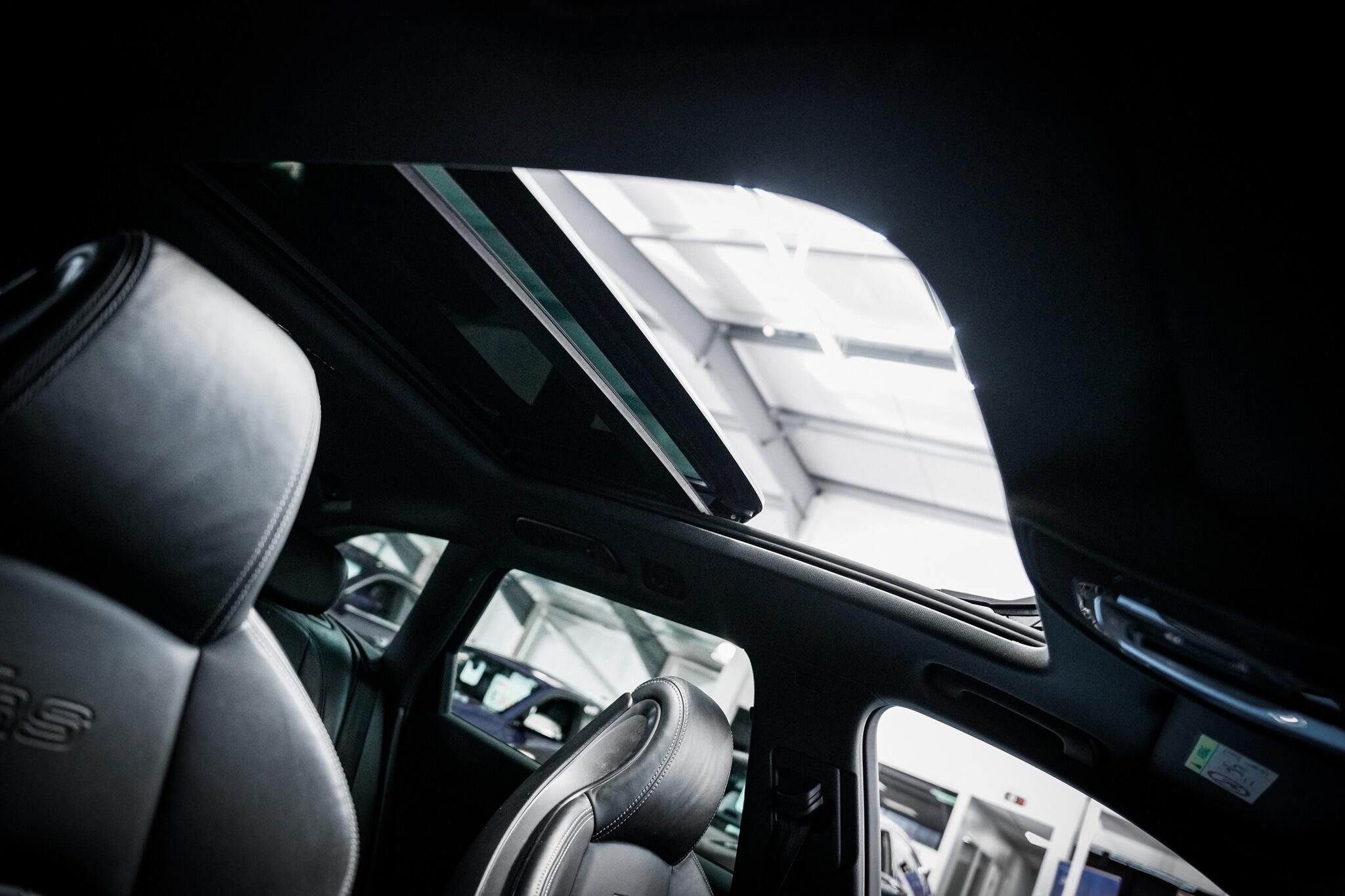Audi RS4 view 11