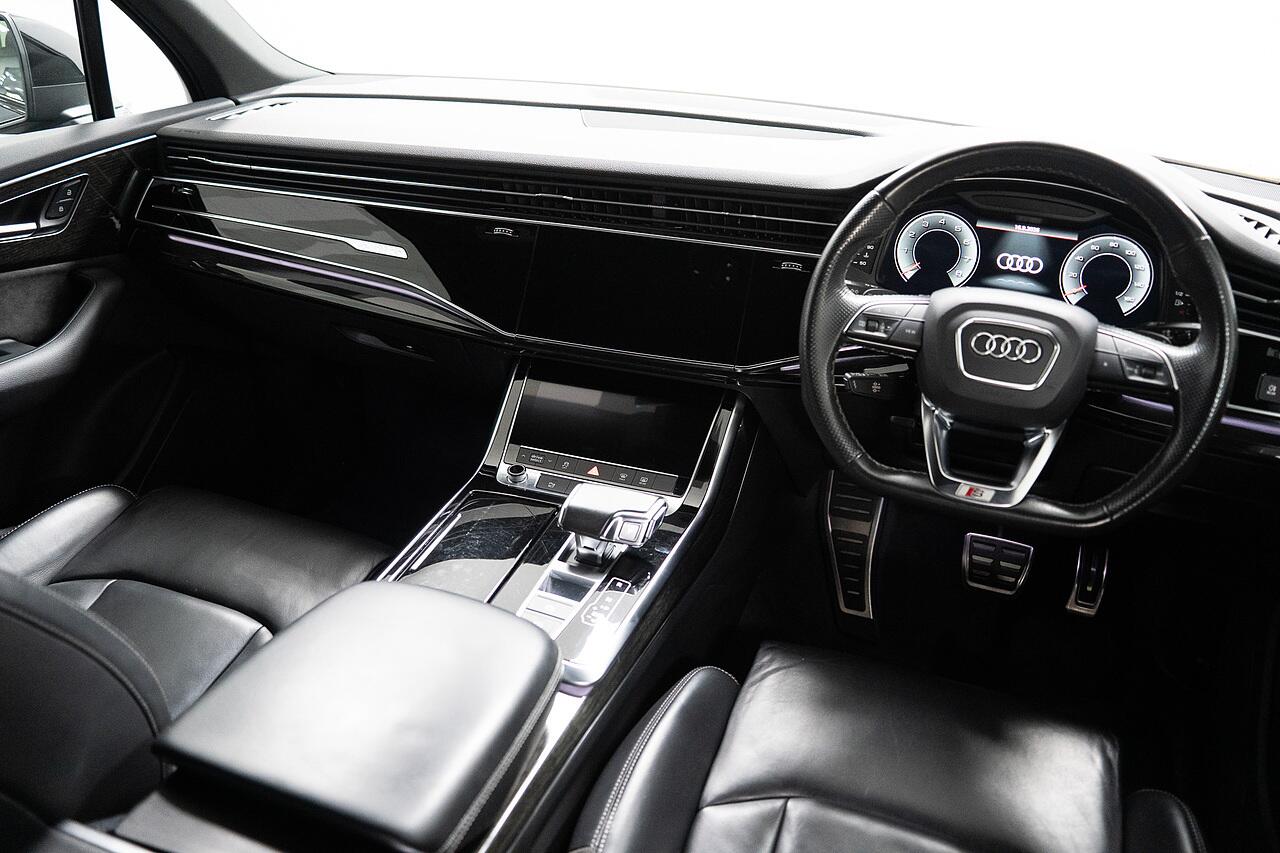 Audi Q7 view 8