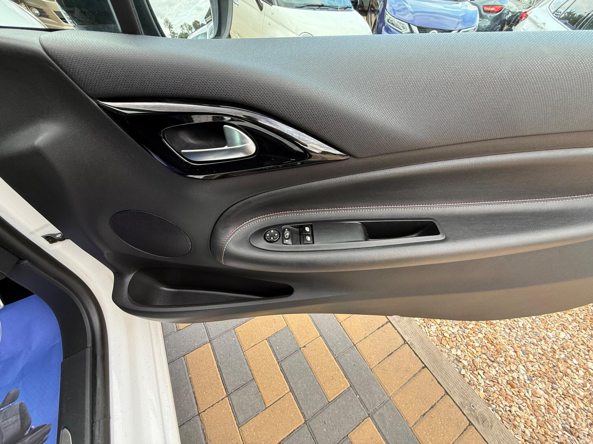 DS Automobiles DS 3 view 32