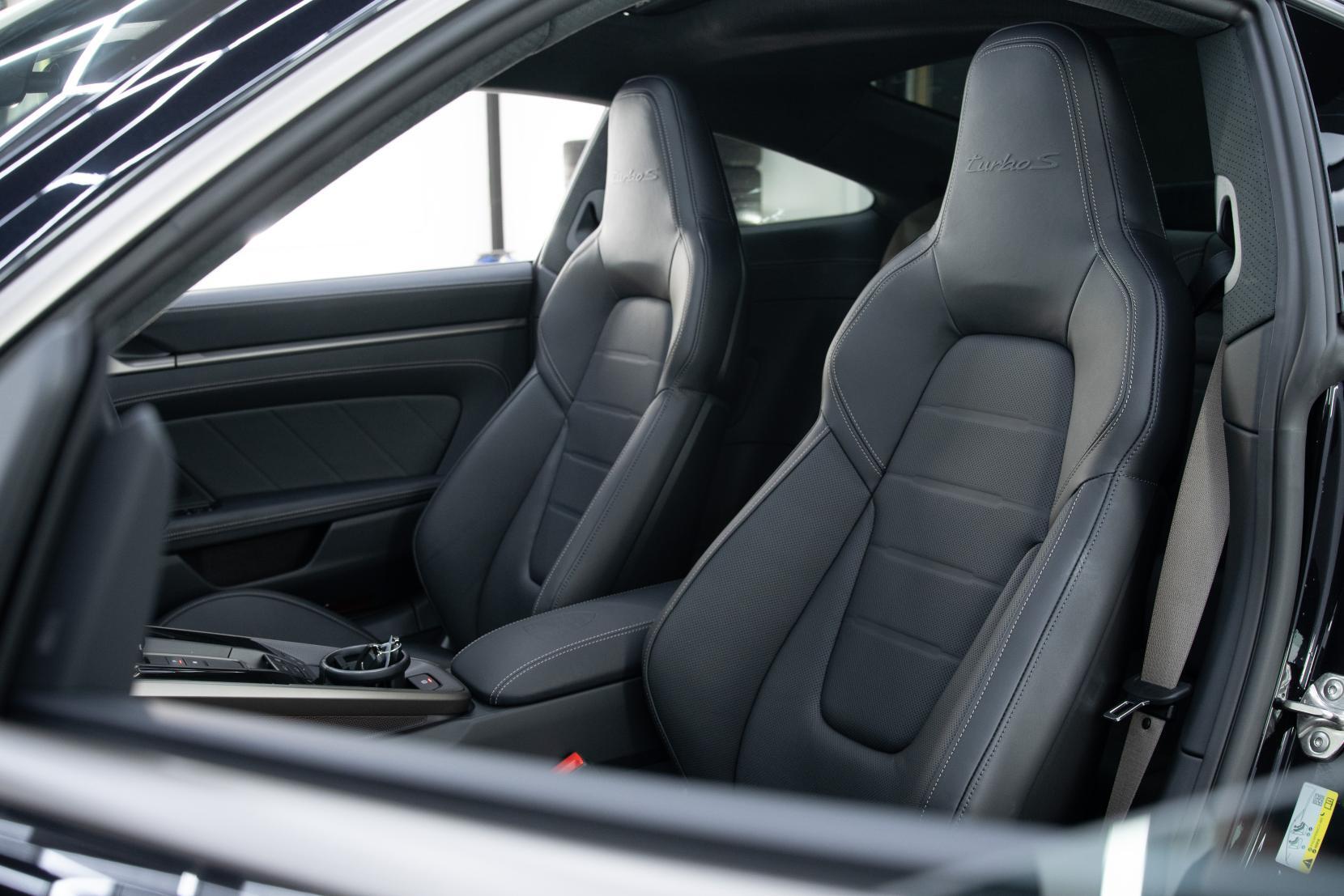 Porsche 911 view 9