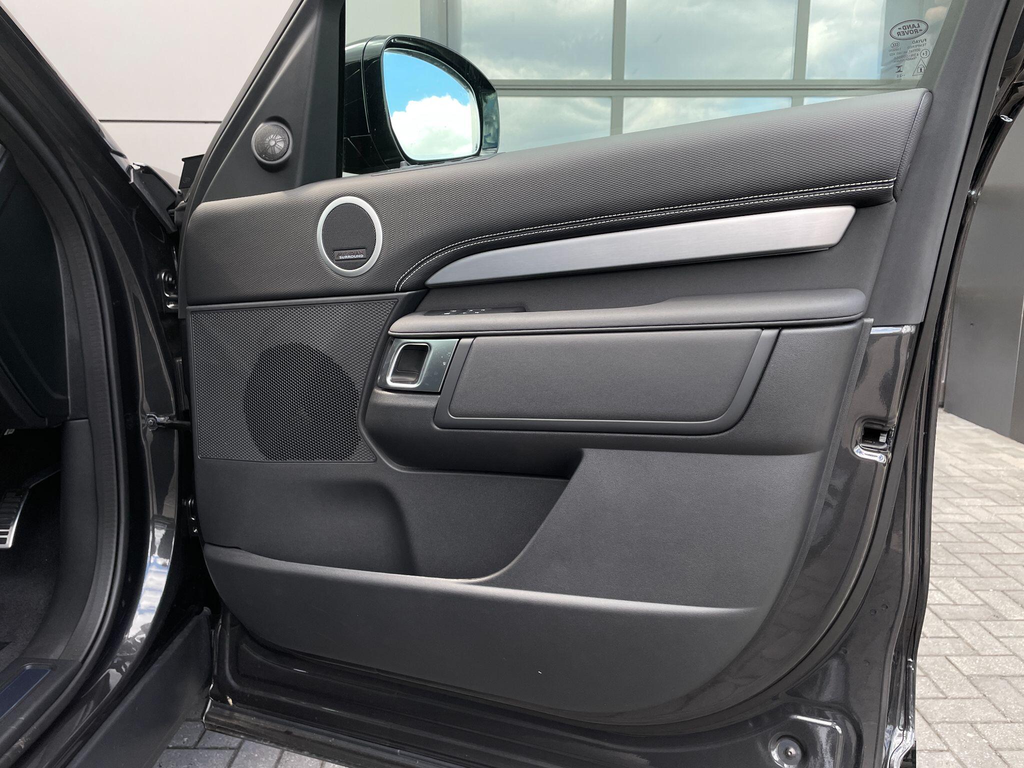 Land Rover Discovery view 24
