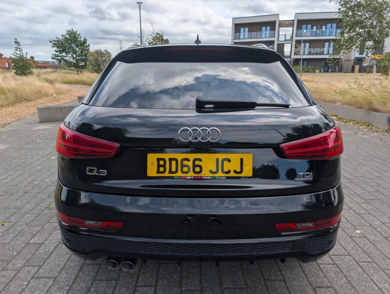 Audi Q3 view 13