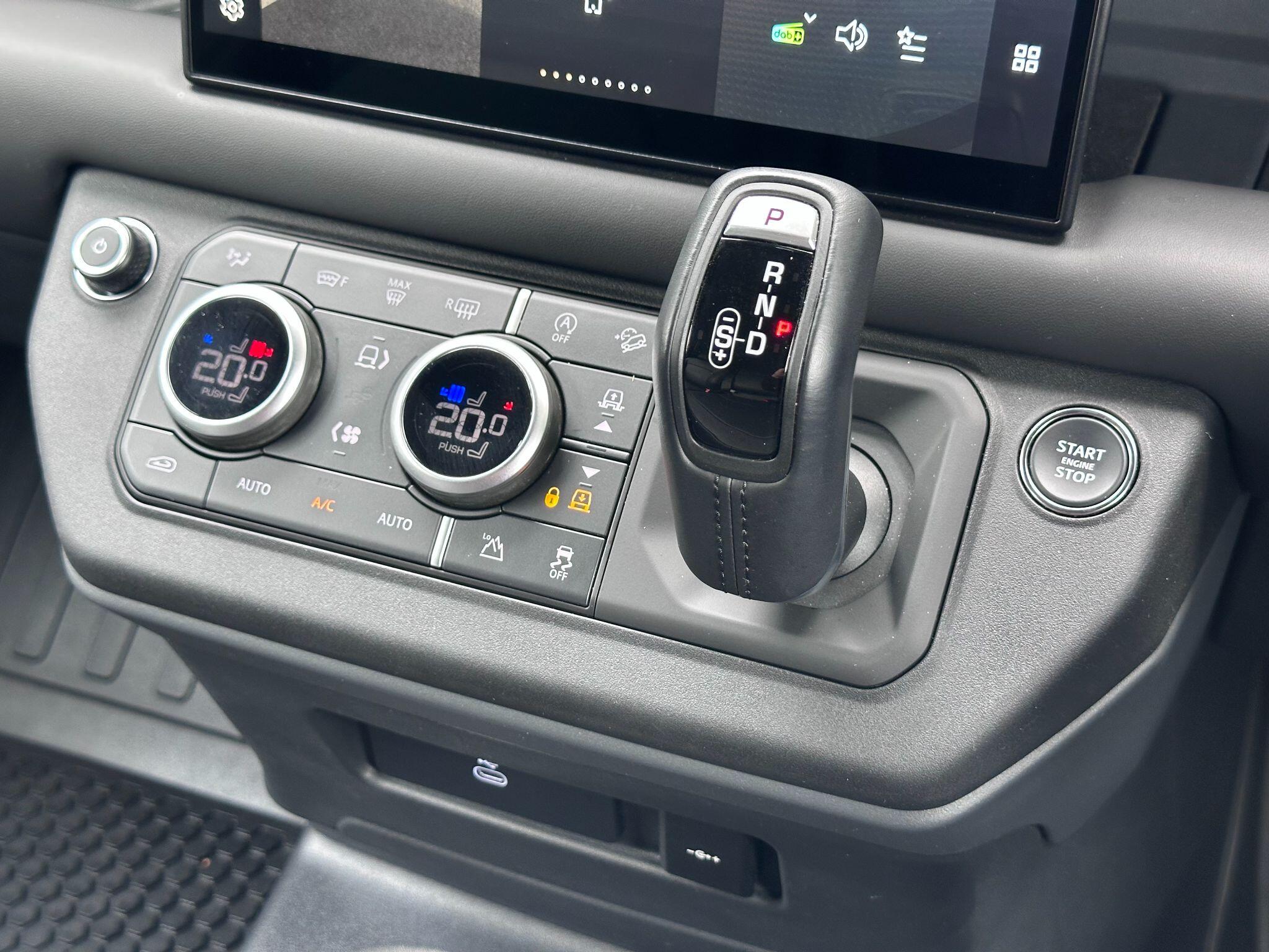 Land Rover Defender 90 view 27